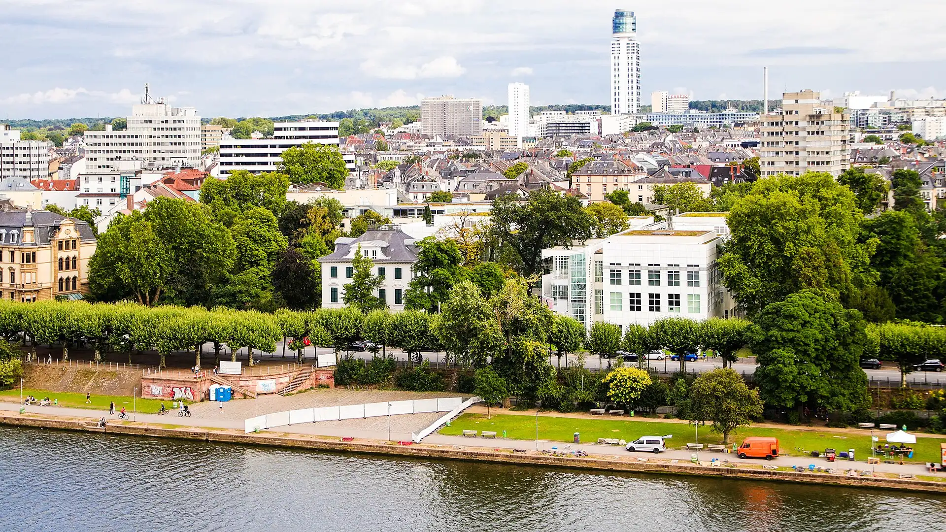 Blick über den Main auf Sachsenhausen mit dem Henninger Turm