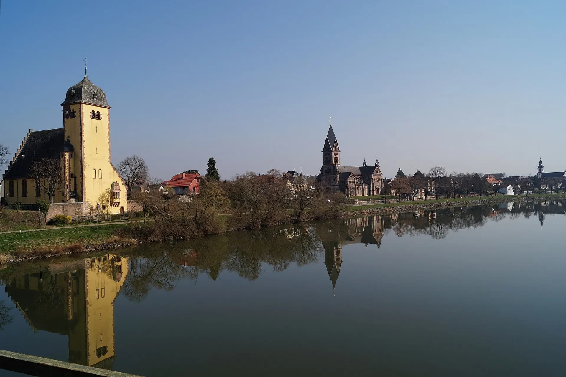 Mainufer mit Gustav-Adolf-Kirche und Pfarrkirche St. Paul in Hanau-Großauheim