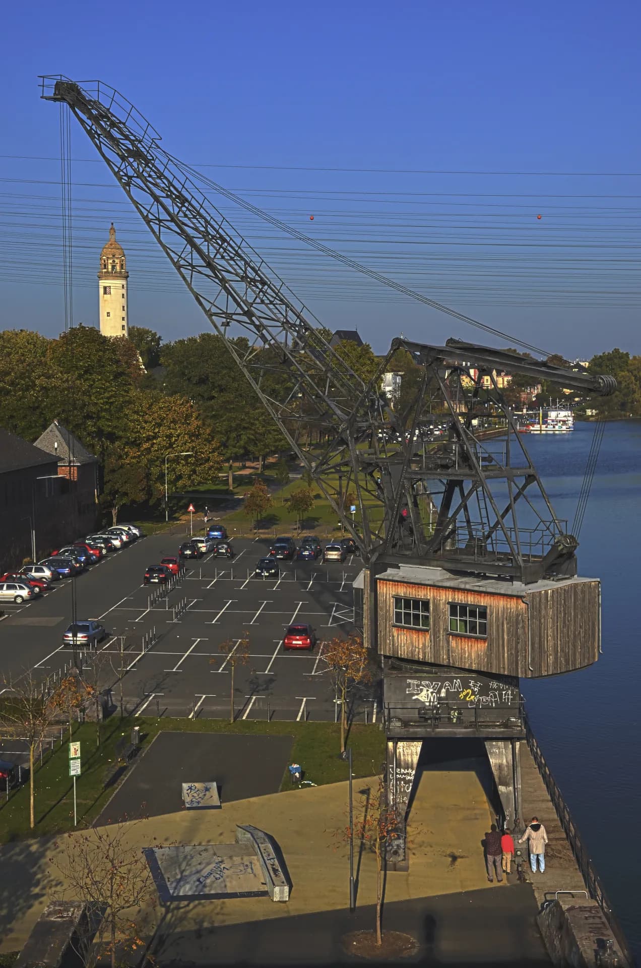 Uferpromenade mit altem Ladekran in Frankfurt Höchst