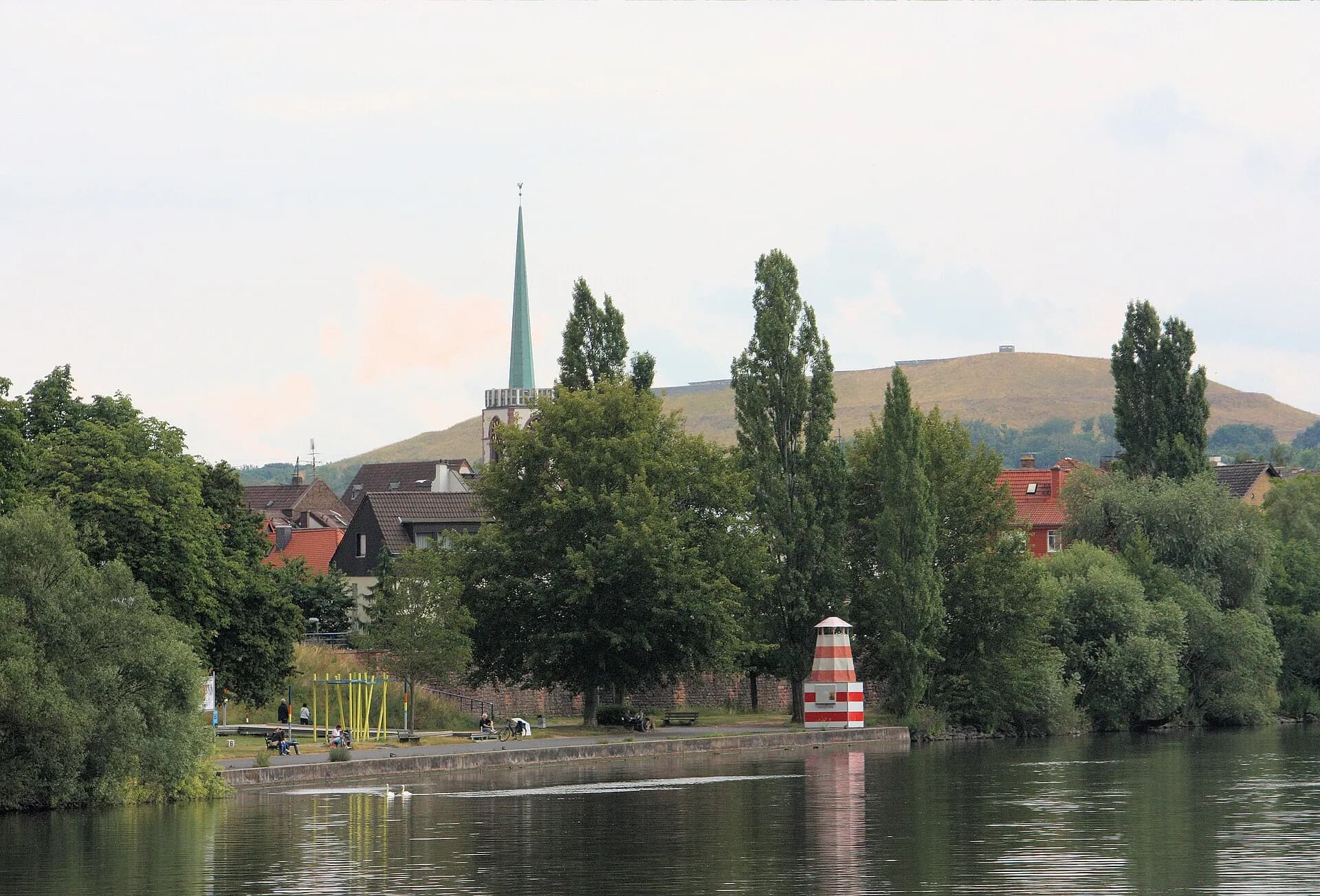 Mainufer mit Mainturm und Gustav-Adolf-Kirche in Offenbach-Bürgel