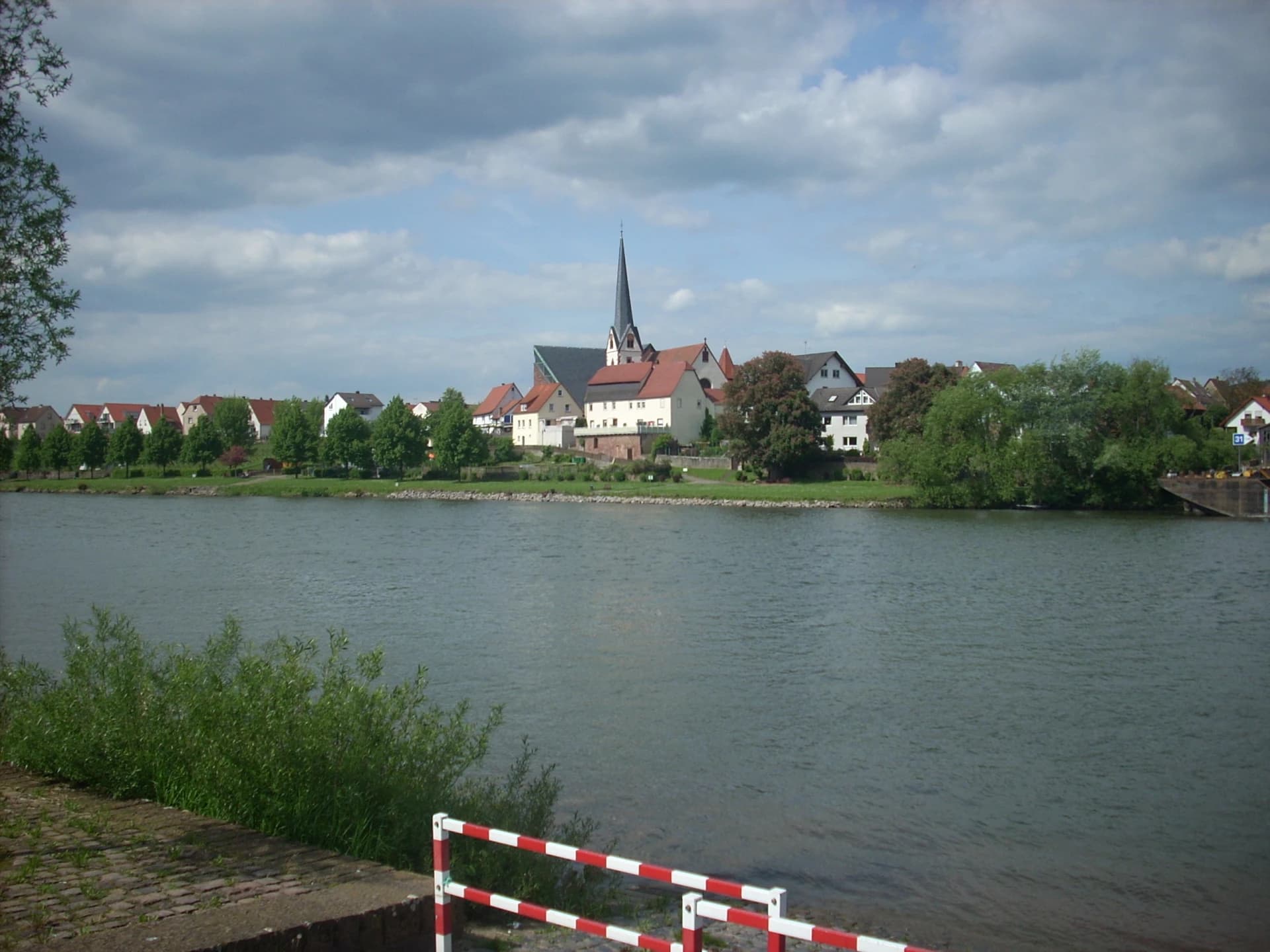 Mainufer mit Pfarrkirche in Erlenbach am Main