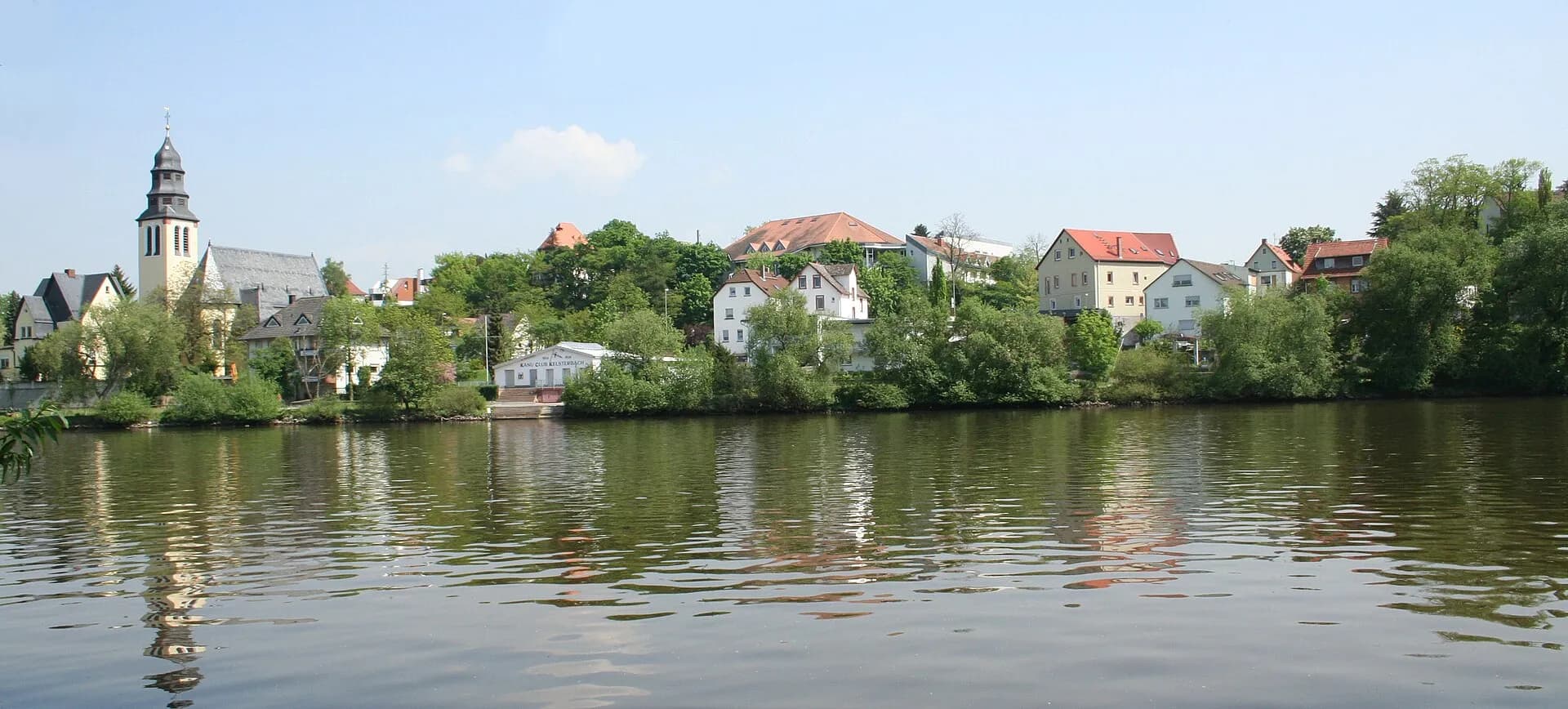 Ortssilhouette von Kelsterbach über dem Main