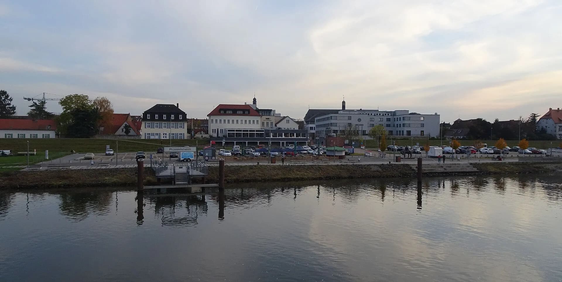 Panorama des Mainufers in Rüsselsheim
