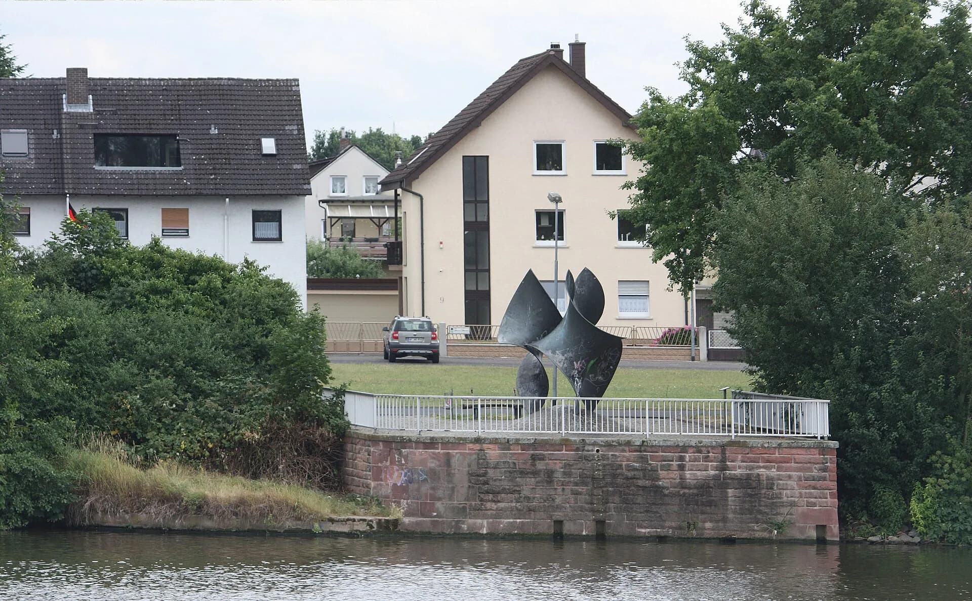 Blick über den Main auf die Bebauung am Schillerplatz in Hainburg