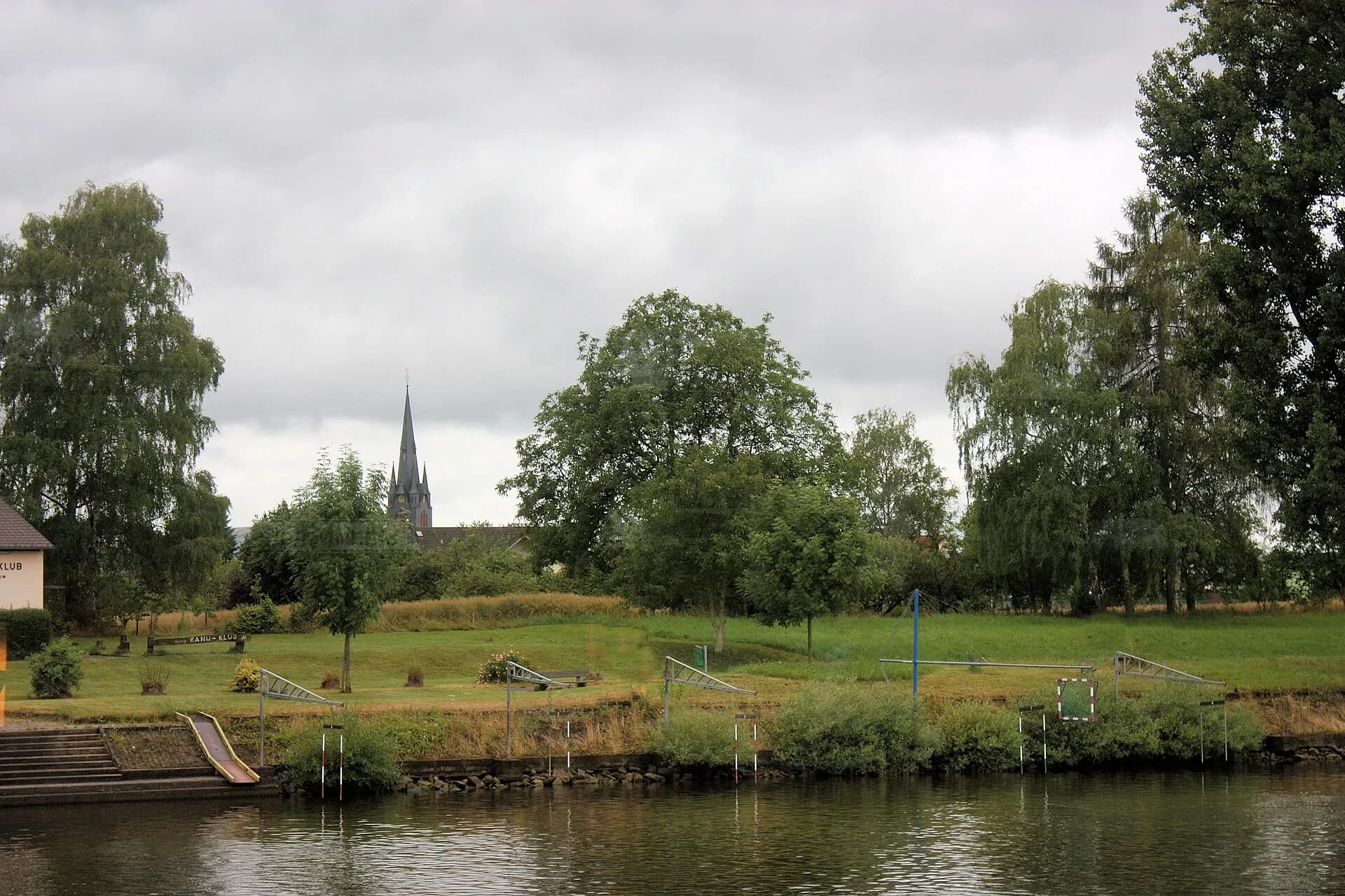 Mainufer mit Wiesen bei Mühlheim am Main