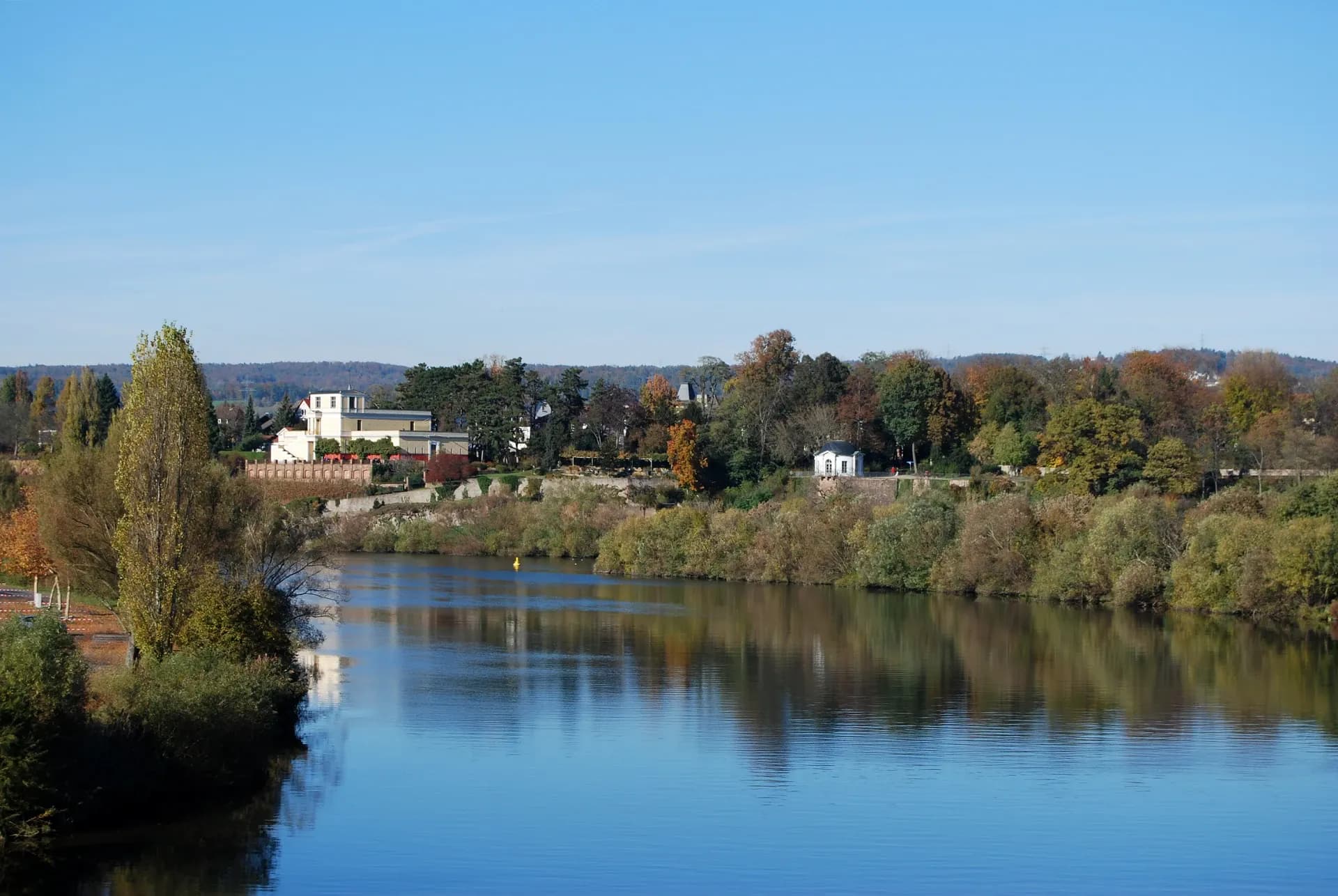 Mainufer mit Blick auf das Pompejanum in Aschaffenburg