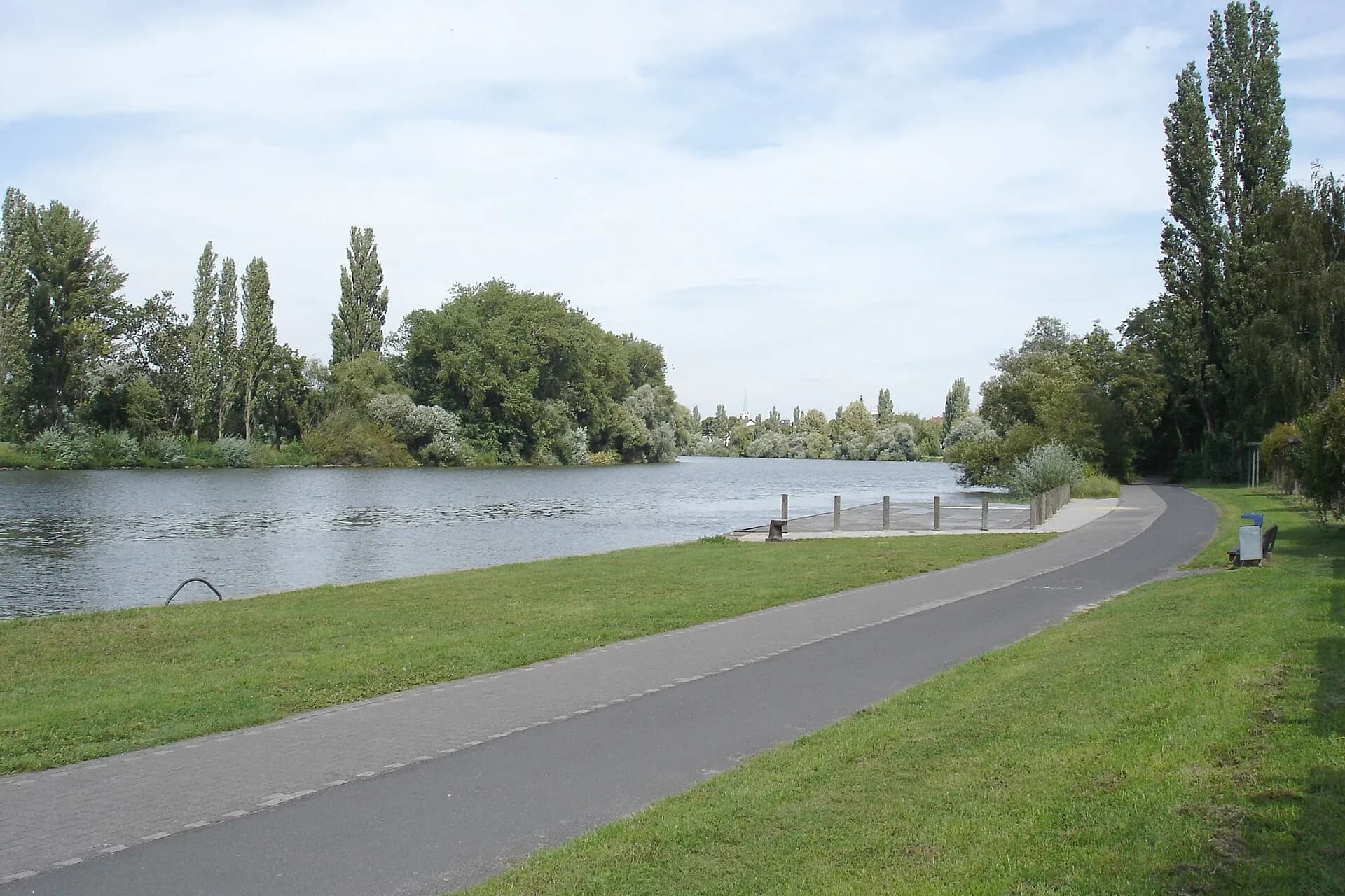 Uferweg am Mainbogen in Frankfurt Fechenheim