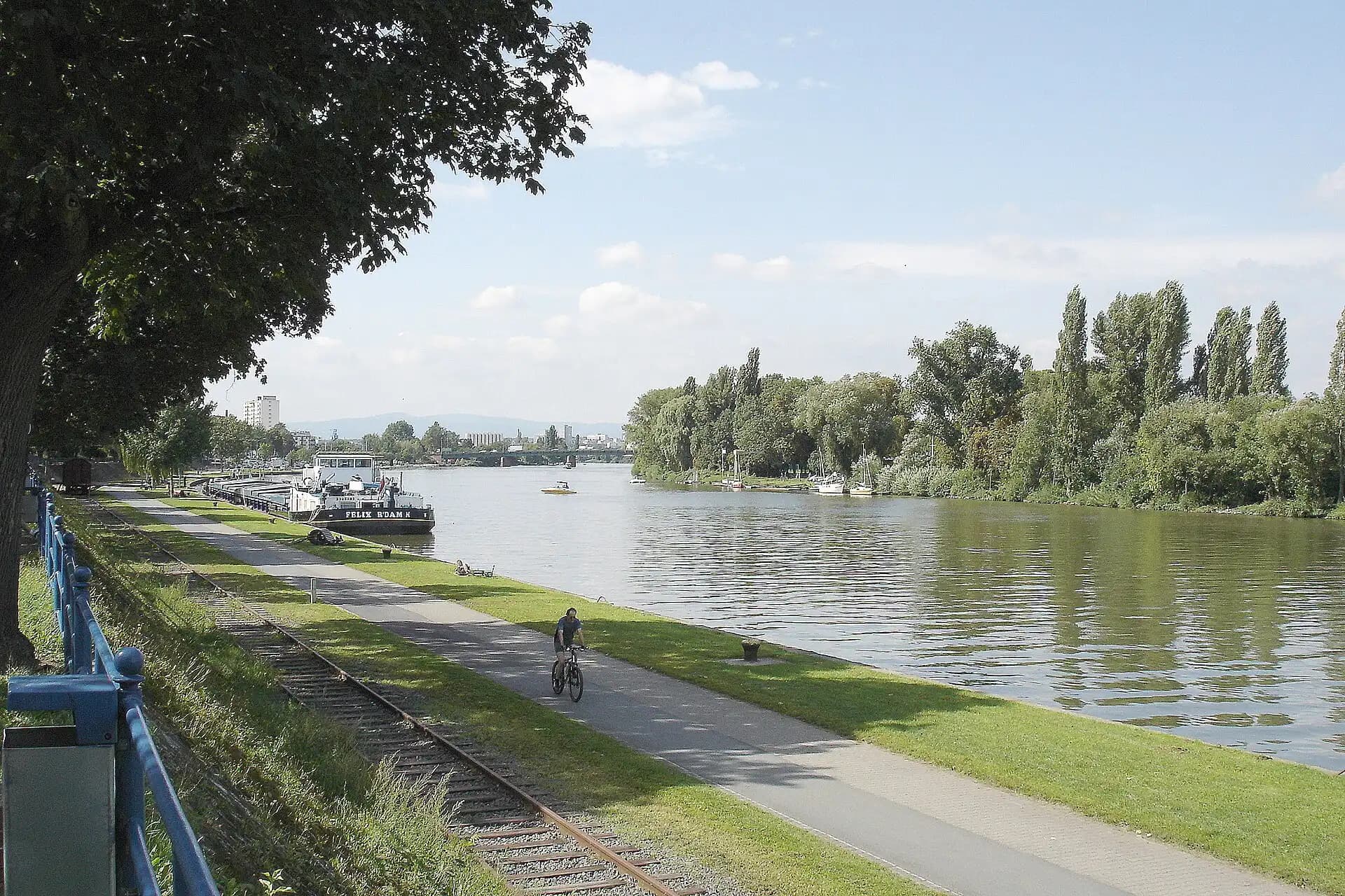 Uferweg am Main in Frankfurt Fechenheim
