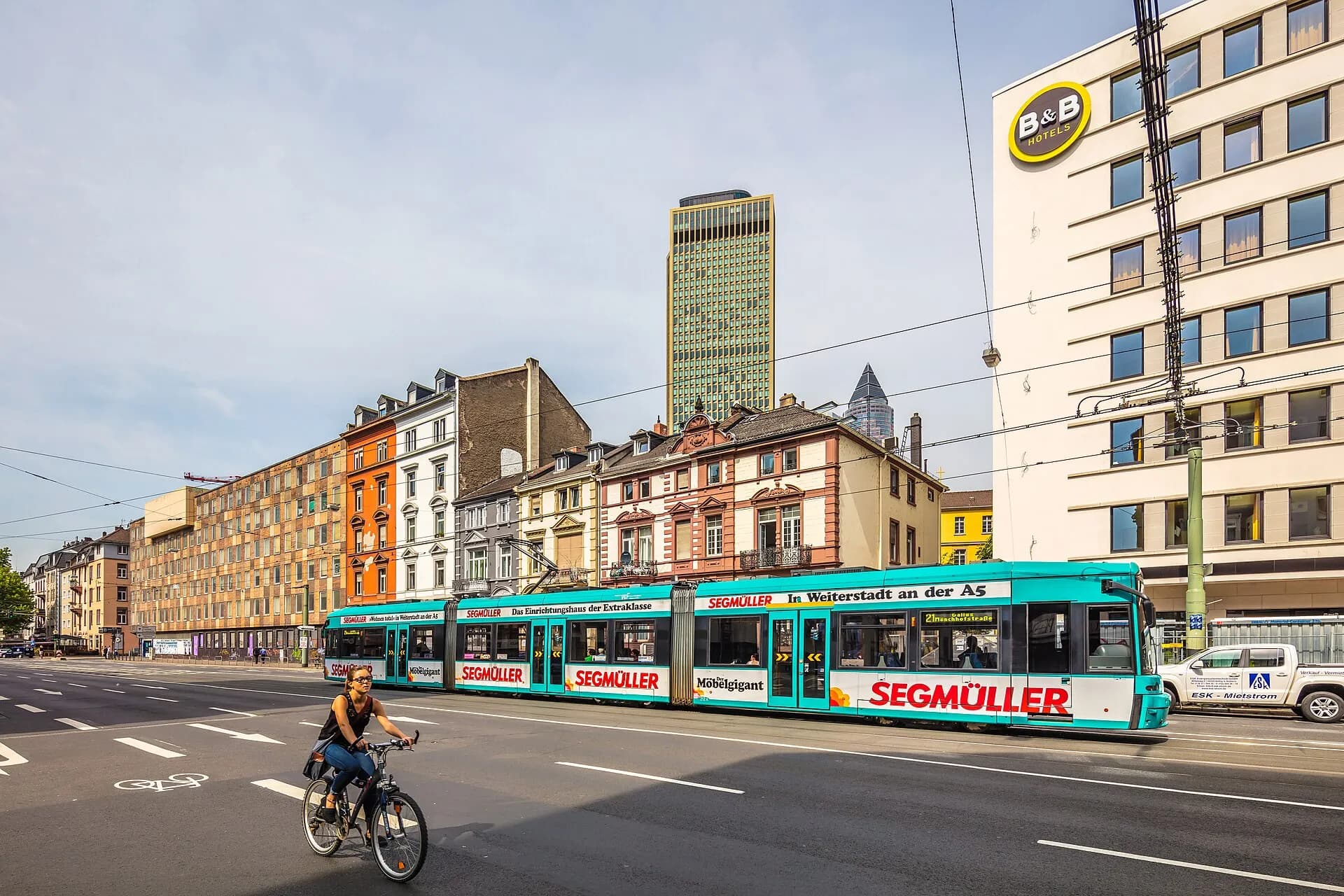 Straßenbahn an der Mainzer Landstraße im Frankfurter Gallus
