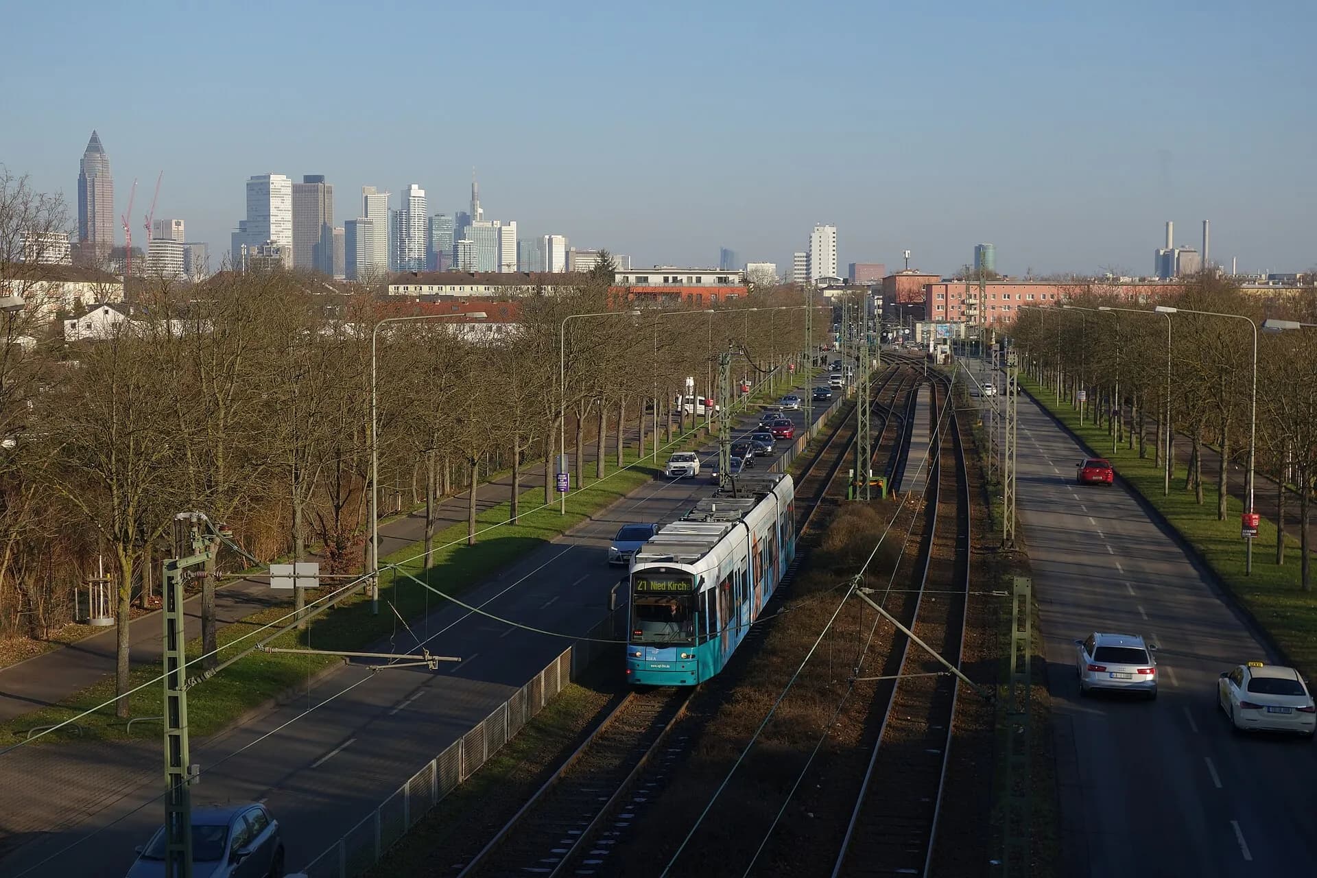 Mainzer Landstraße von der Brücke aus im Frankfurter Gallus