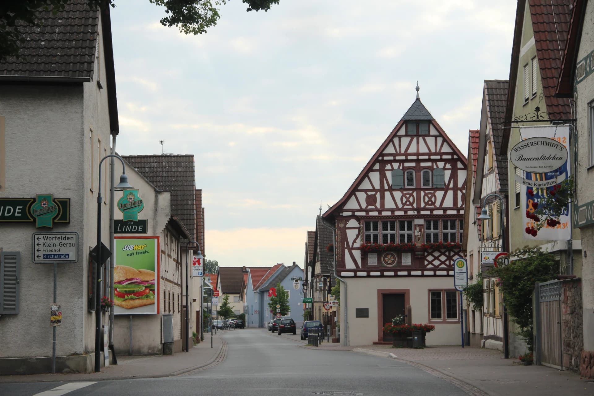 Mainzer Straße mit Altem Rathaus in Büttelborn