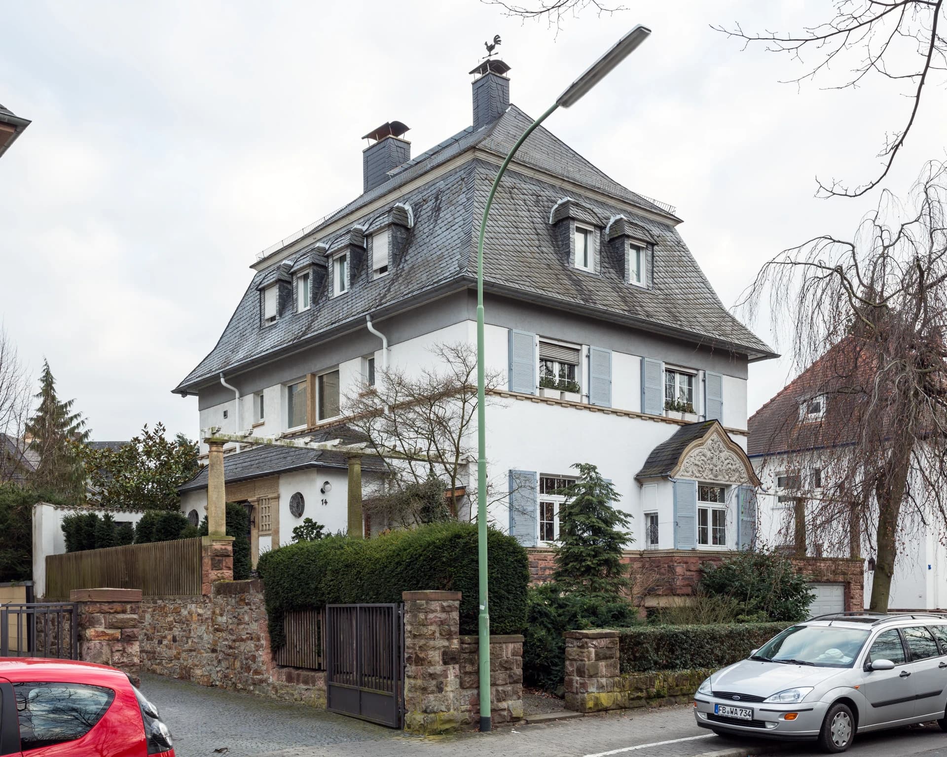 Villa mit Mansarddach an der Mainzer-Tor-Anlage 14 in Friedberg (Hessen)