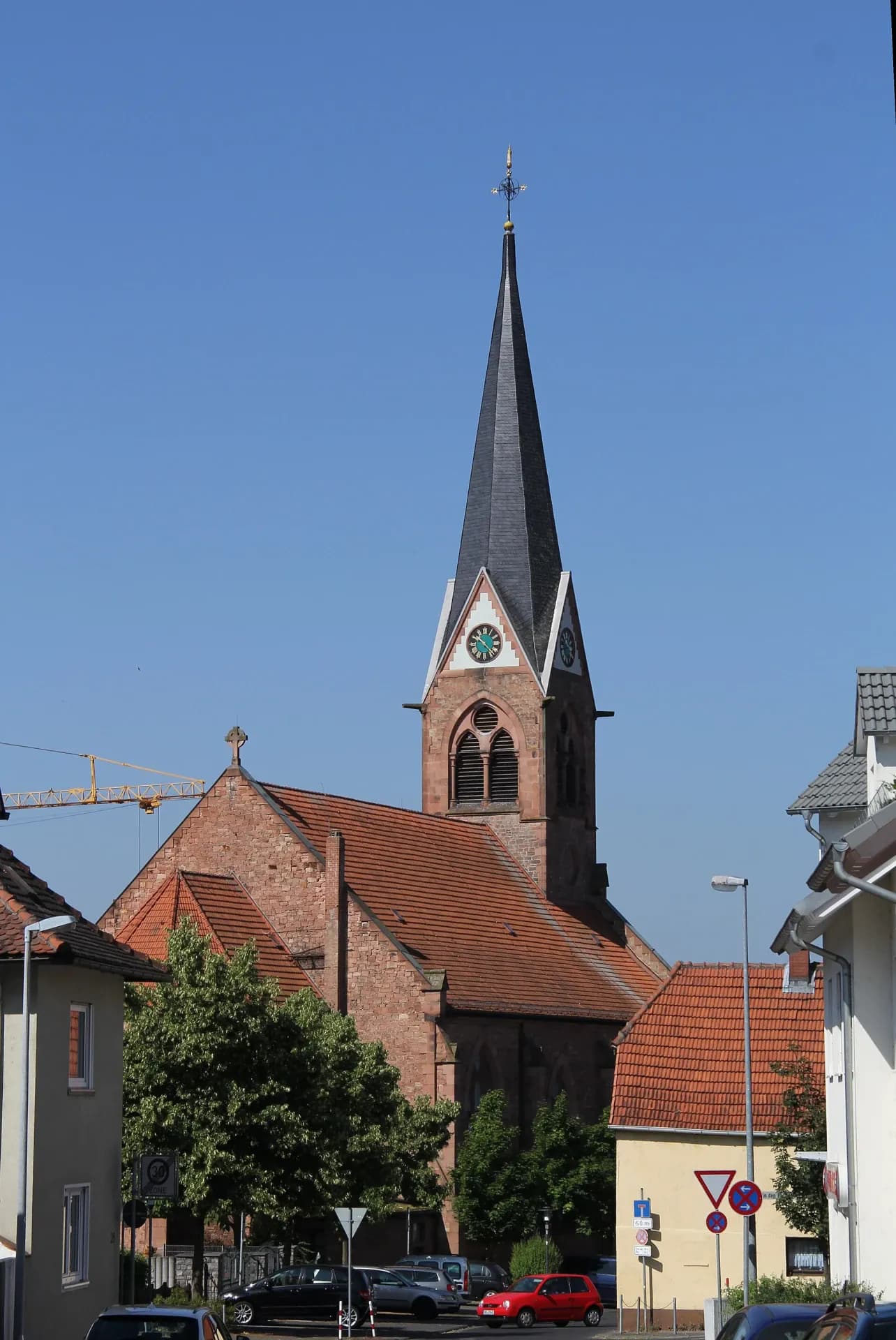 Pfarrkirche Maria Geburt aus der Althohlstraße in Aschaffenburg-Schweinheim