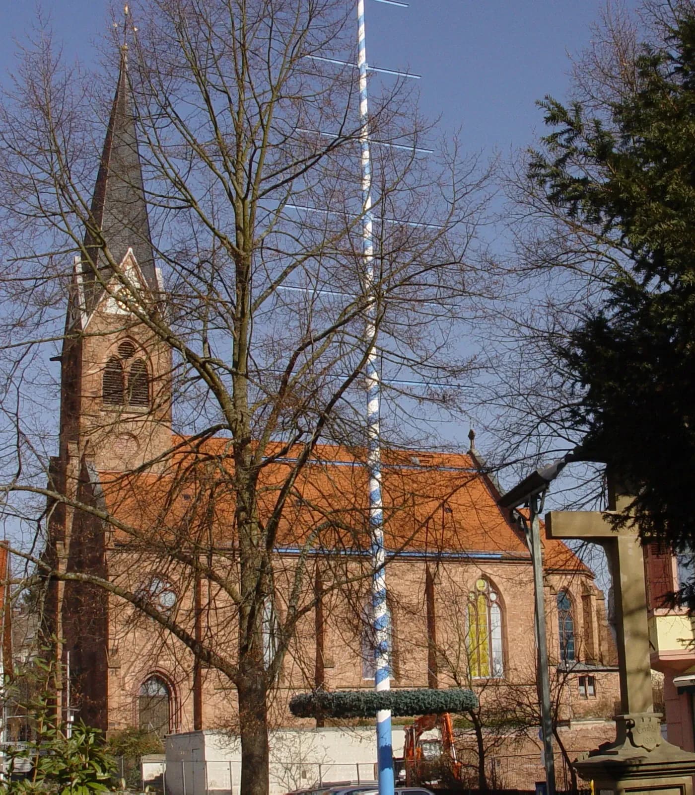 Maibaum vor der Pfarrkirche Maria Geburt in Aschaffenburg-Schweinheim