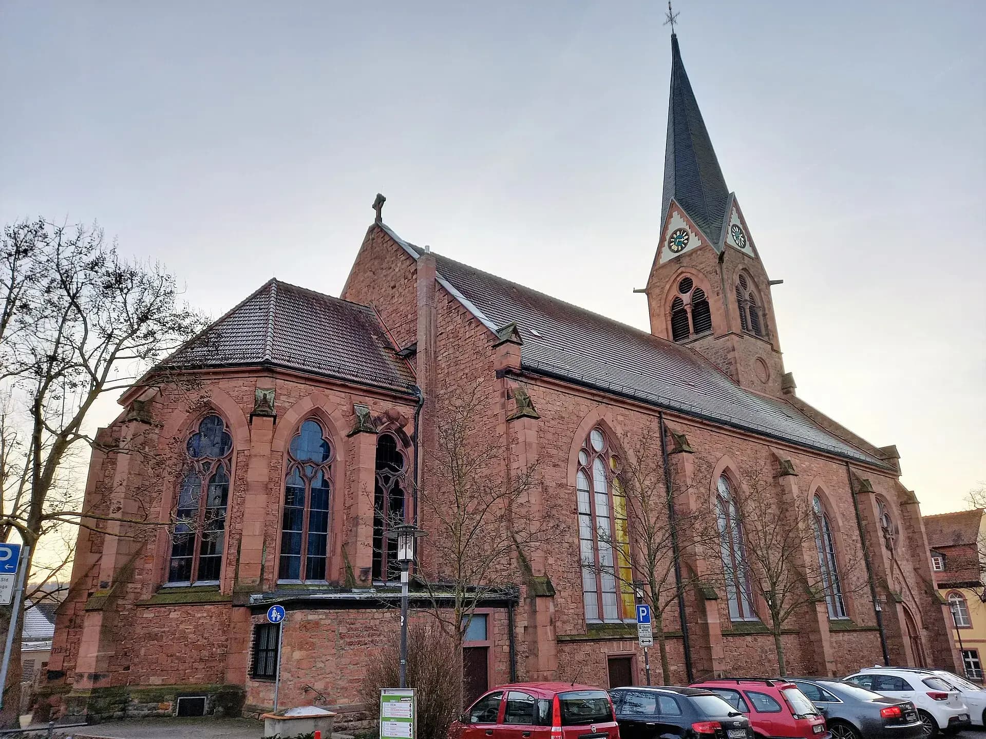 Seitenansicht der Pfarrkirche Maria Geburt in Aschaffenburg-Schweinheim