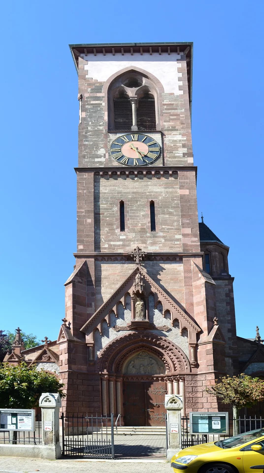 Portal und Turm der Kirche Mariä Himmelfahrt in Frankfurt Griesheim