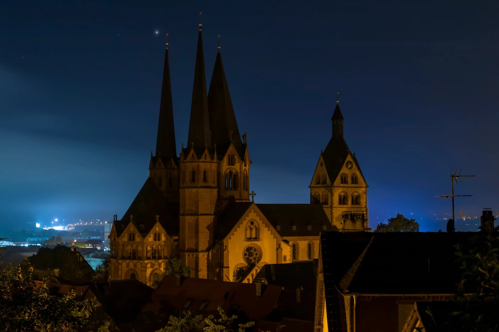 Angestrahlte Marienkirche über der Altstadt von Gelnhausen bei Nacht