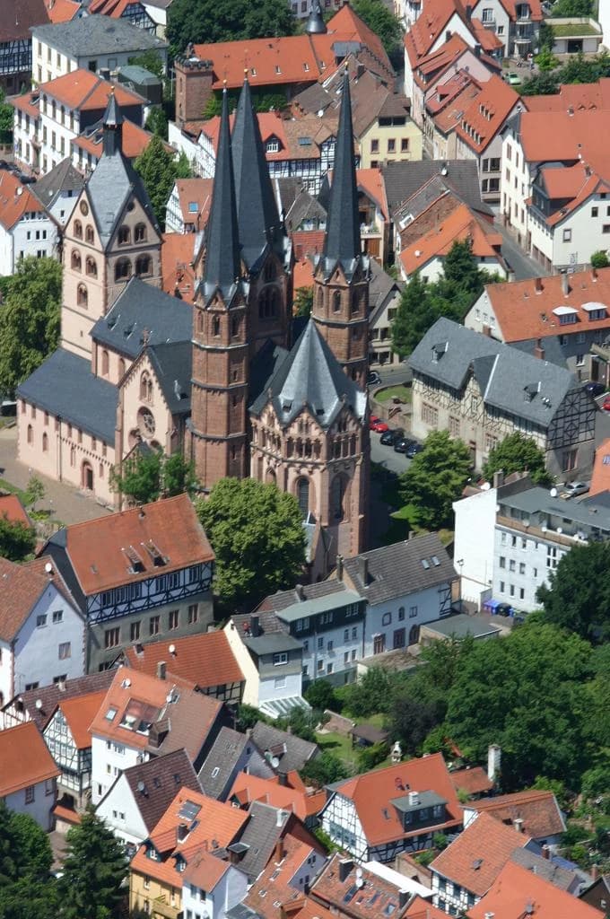 Luftbild der Marienkirche in Gelnhausen