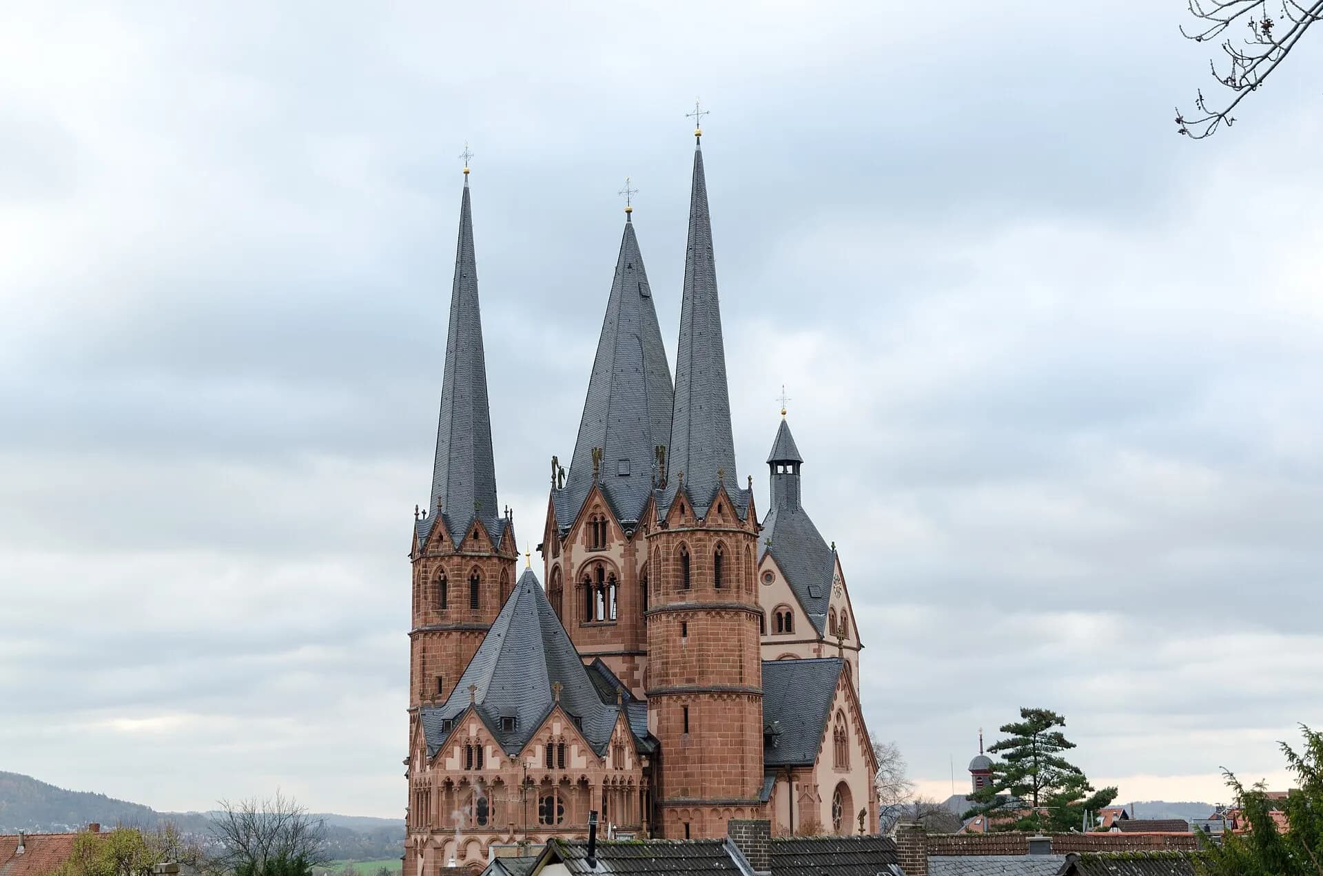 Südansicht der Marienkirche in Gelnhausen