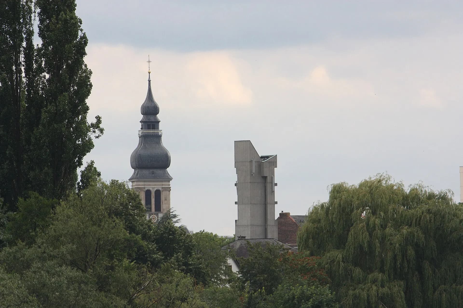 Turm der St. Marienkirche über Baumkronen in Offenbach