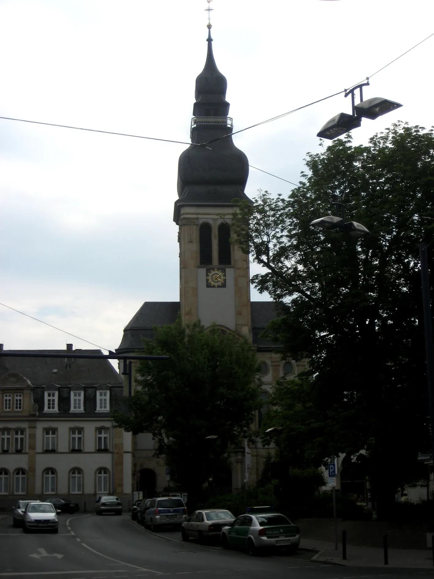 Turm der St. Marienkirche über der Straße in Offenbach