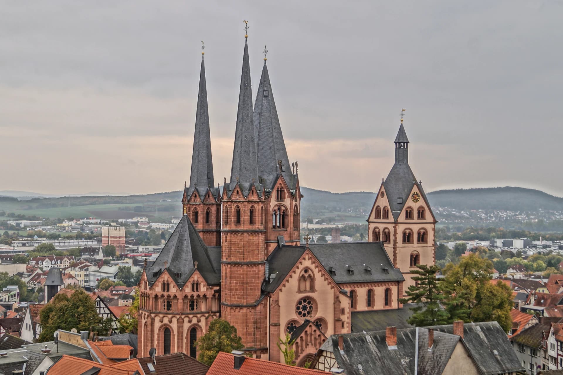 Marienkirche über den Dächern von Gelnhausen