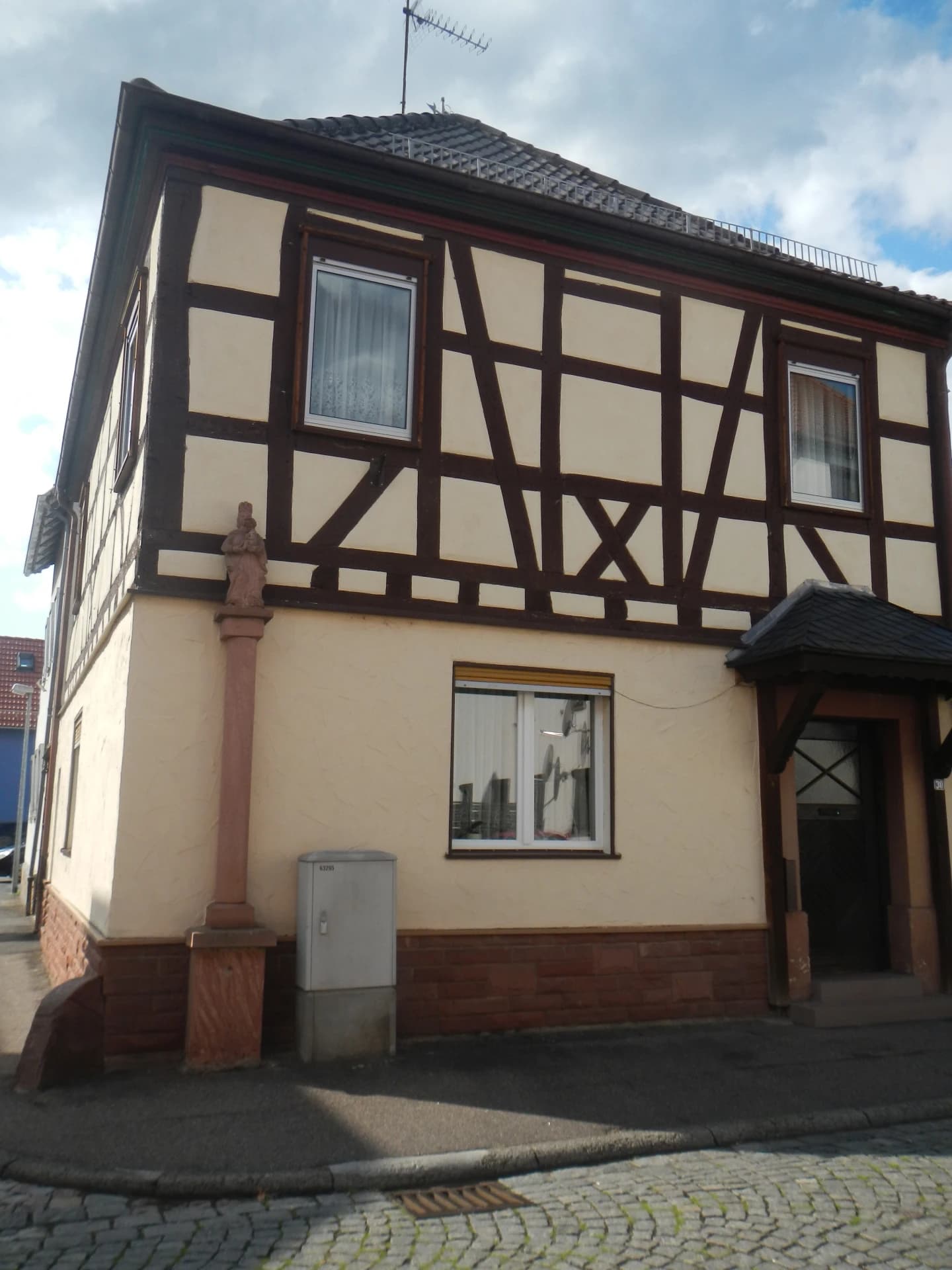 Mariensäule vor einem Fachwerkhaus an der Hauptstraße in Elsenfeld
