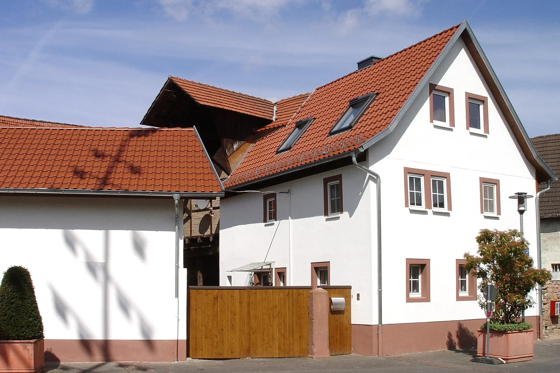 Hofreite mit Torbogen in der Marienstraße in Aschaffenburg-Schweinheim