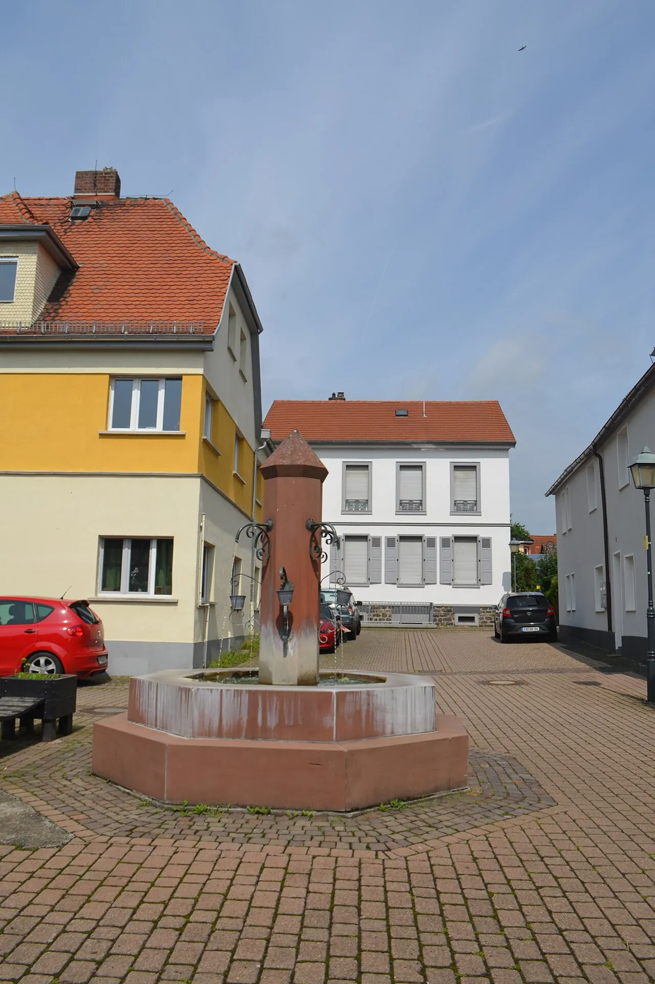 Marktbrunnen mit der Rückseite der Weitgasse 8 in Nieder-Florstadt