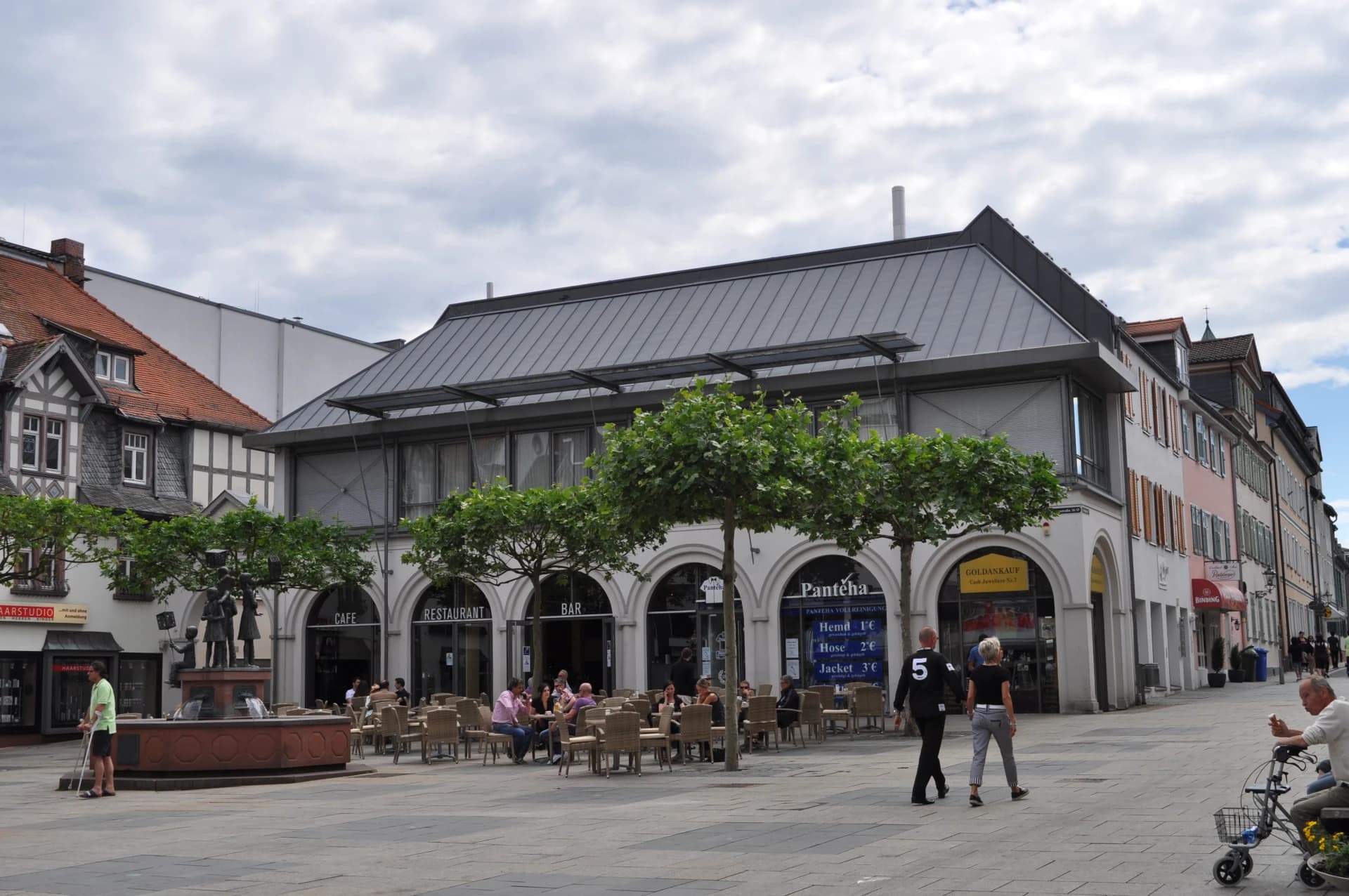 Markthalle und Brunnen an der Louisenstraße in Bad Homburg