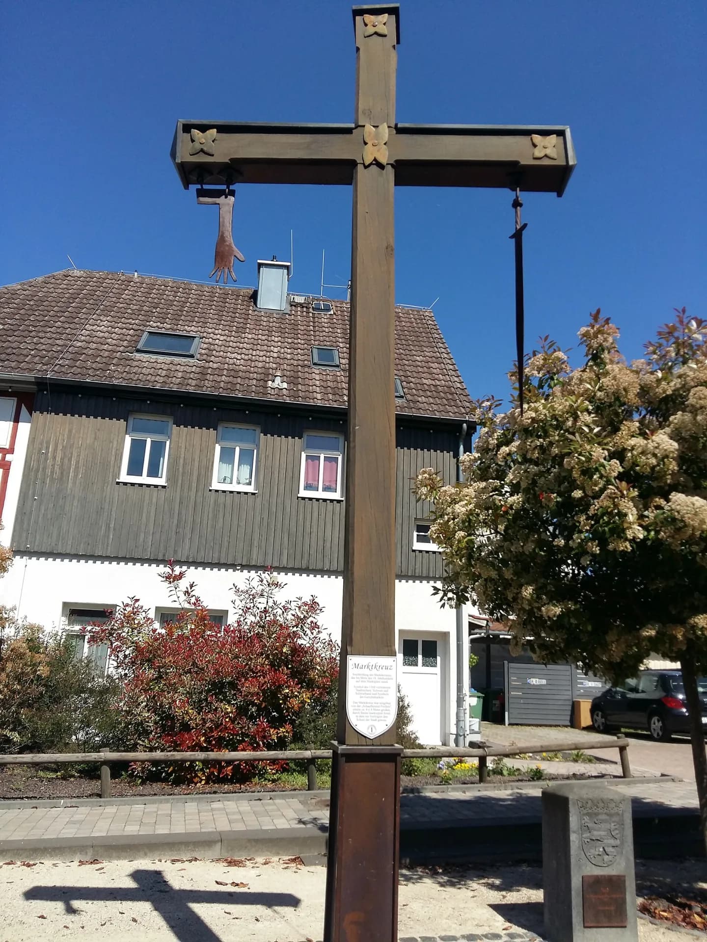 Marktkreuz im Ortskern von Schaafheim