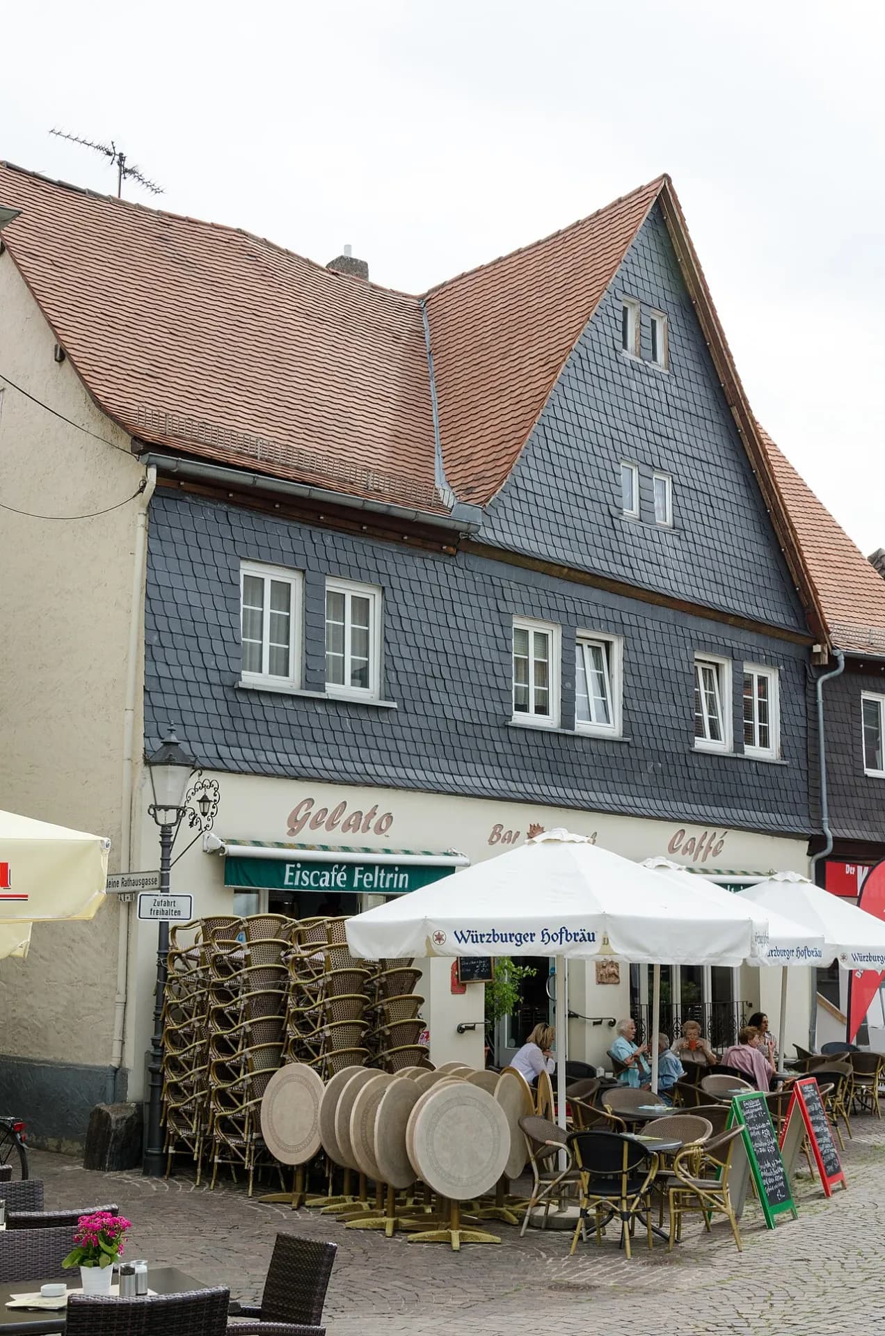 Marktplatz 13 mit Eiscafé in Seligenstadt