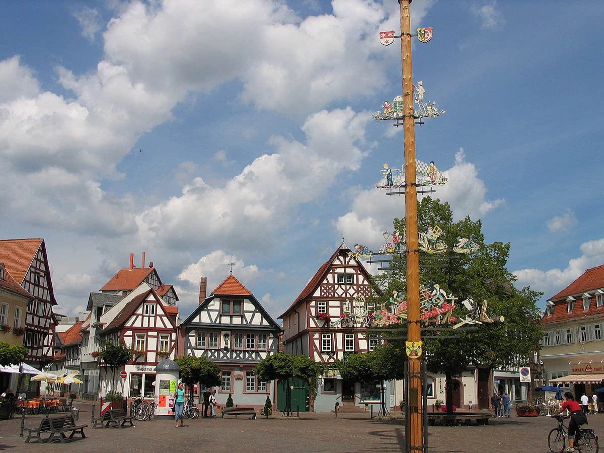 Marktplatz mit Laterne in Seligenstadt