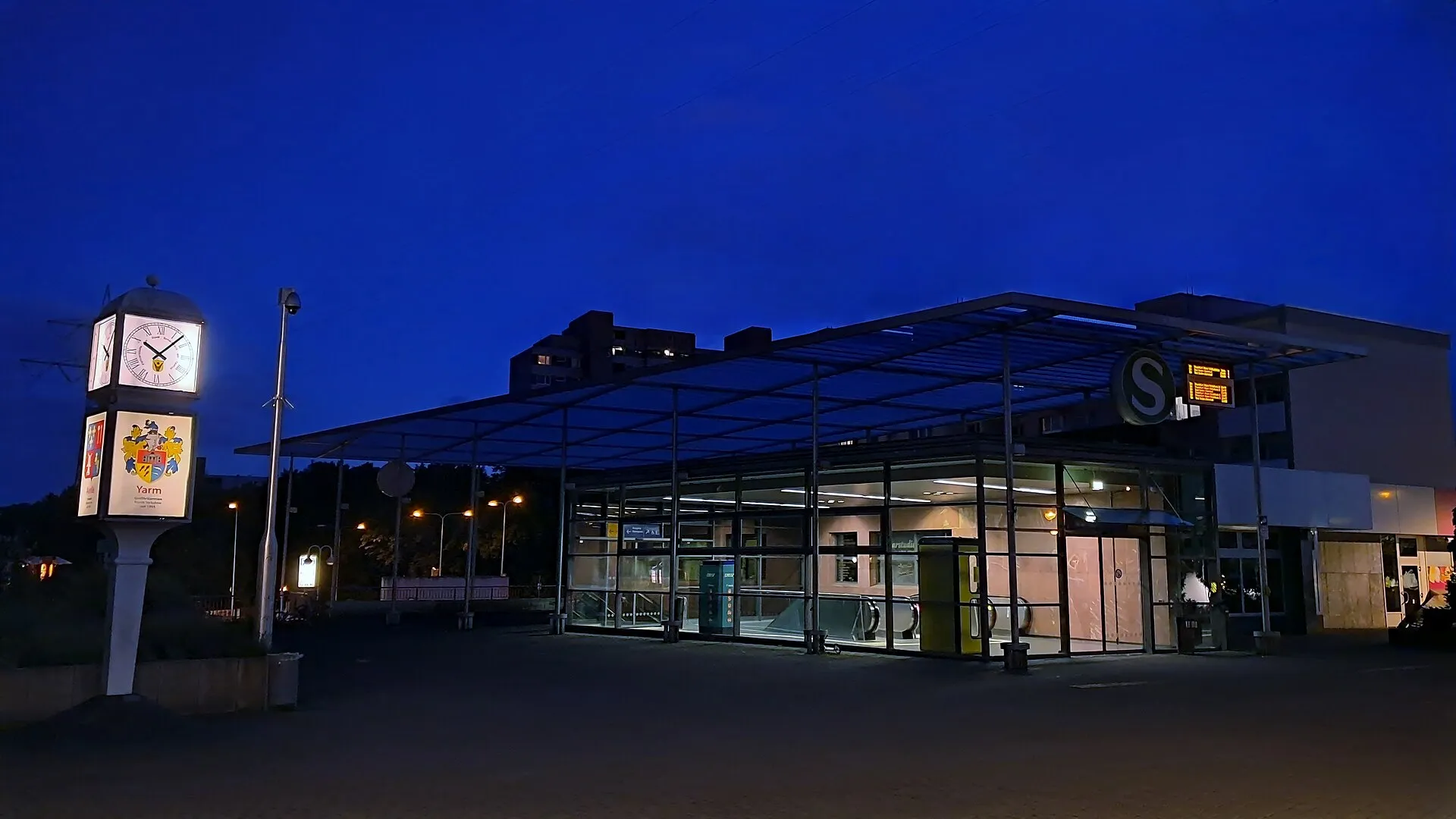Marktplatz in Schwalbach am Taunus in der Abenddämmerung