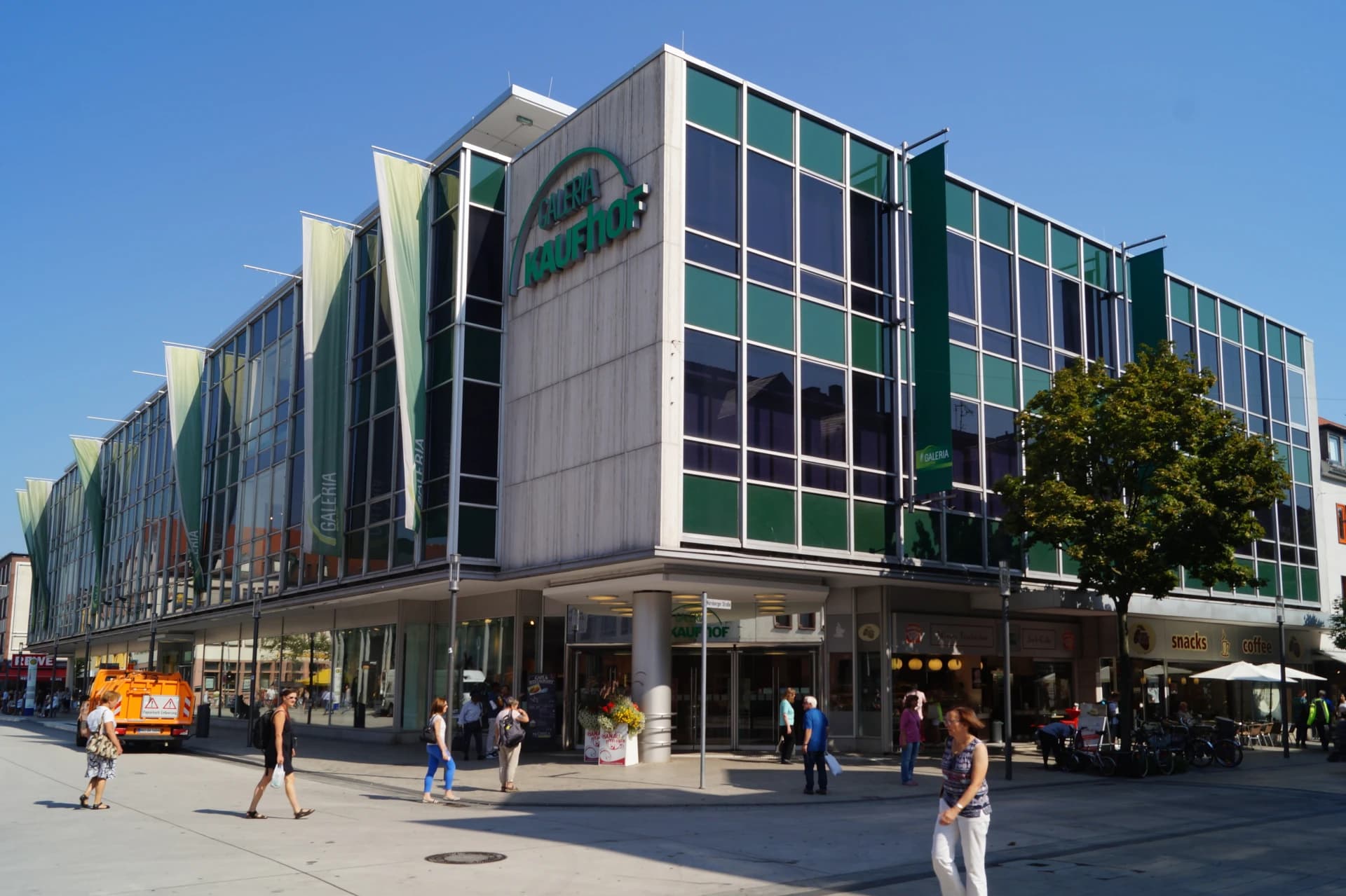 Kaufhaus an der Fußgängerzone am Marktplatz in Hanau