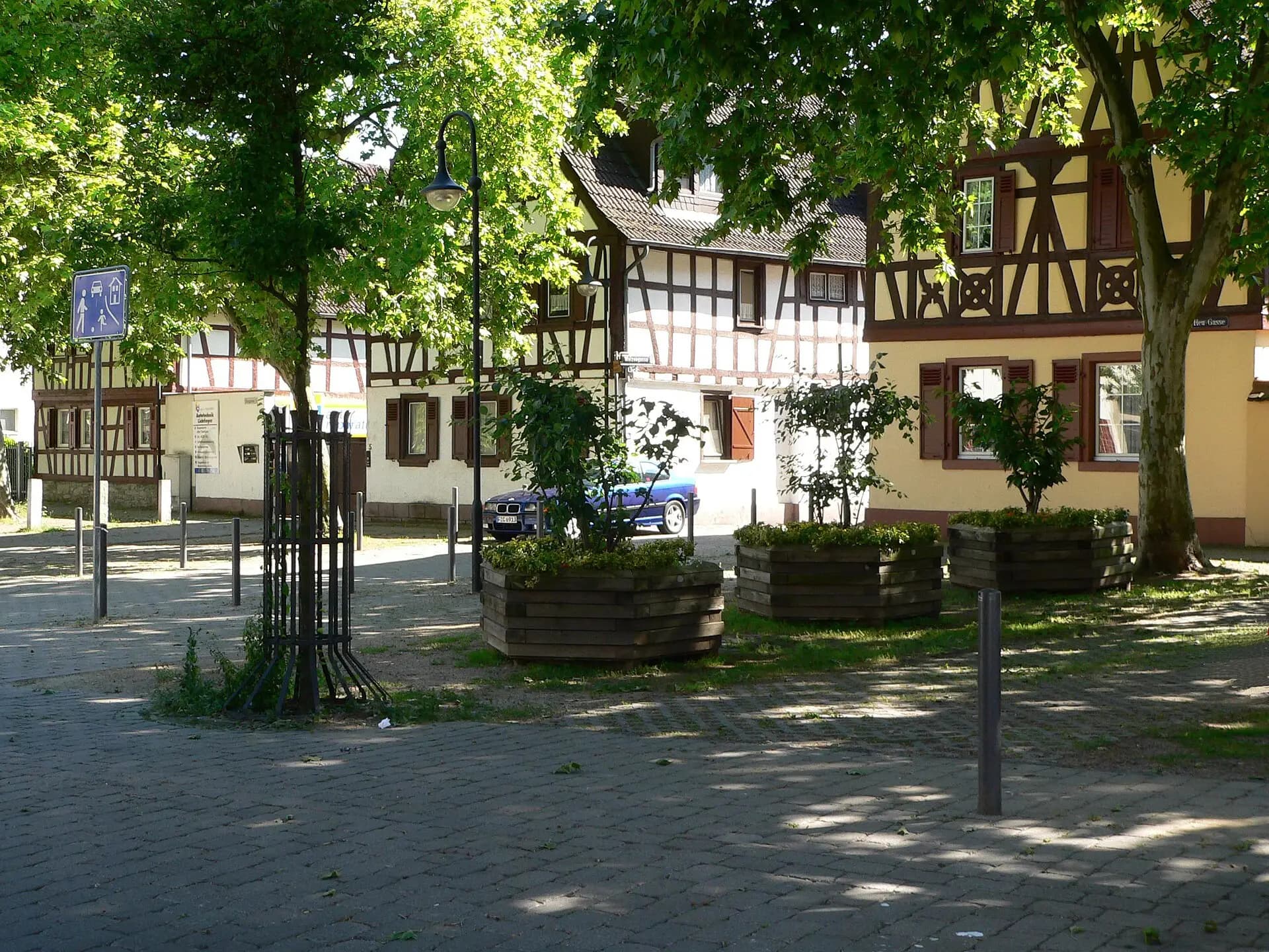 Baumbestandener Marktplatz in Frankfurt-Unterliederbach