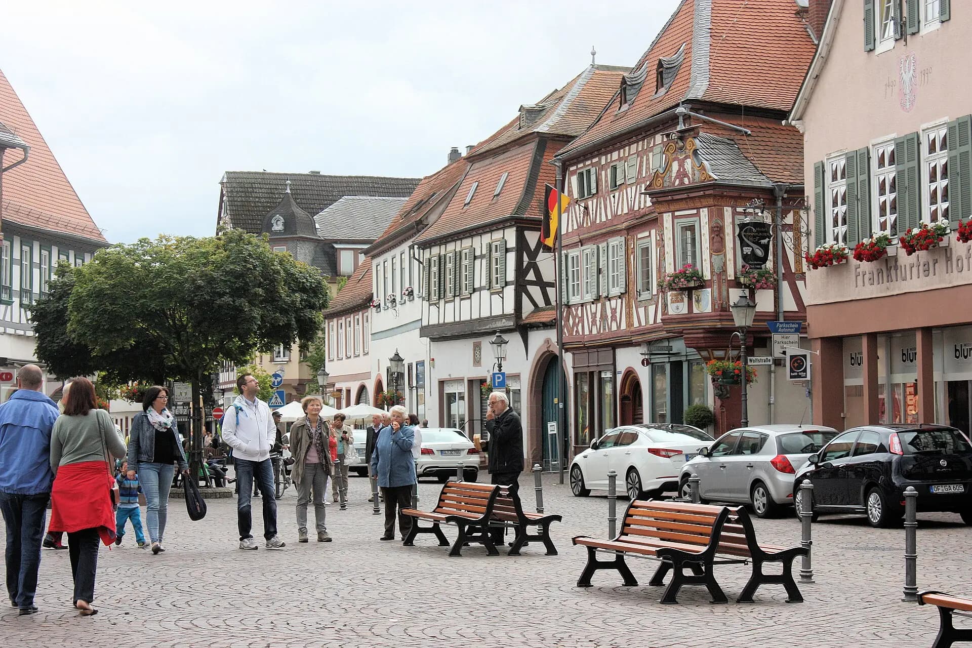 Marktplatz mit Passanten in Seligenstadt