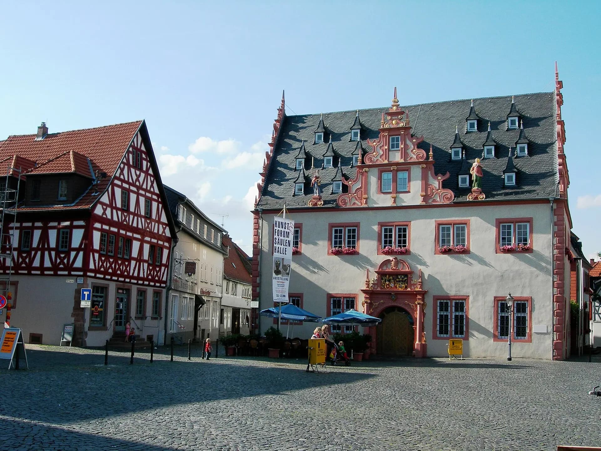 Marktplatz mit Rathaus und Fachwerkhäusern in Groß-Umstadt