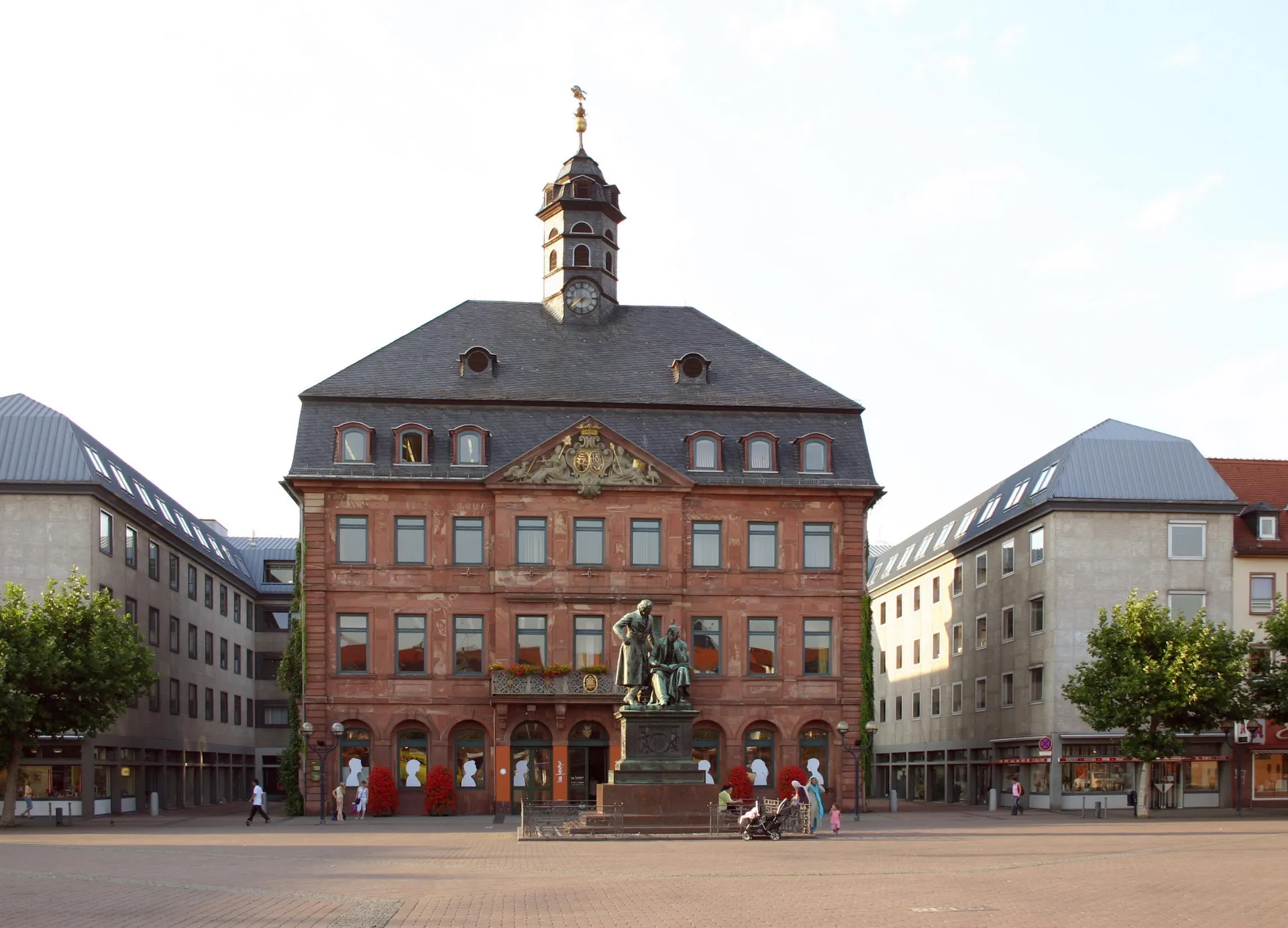 Weiter Blick über den Marktplatz zum Neustädter Rathaus in Hanau