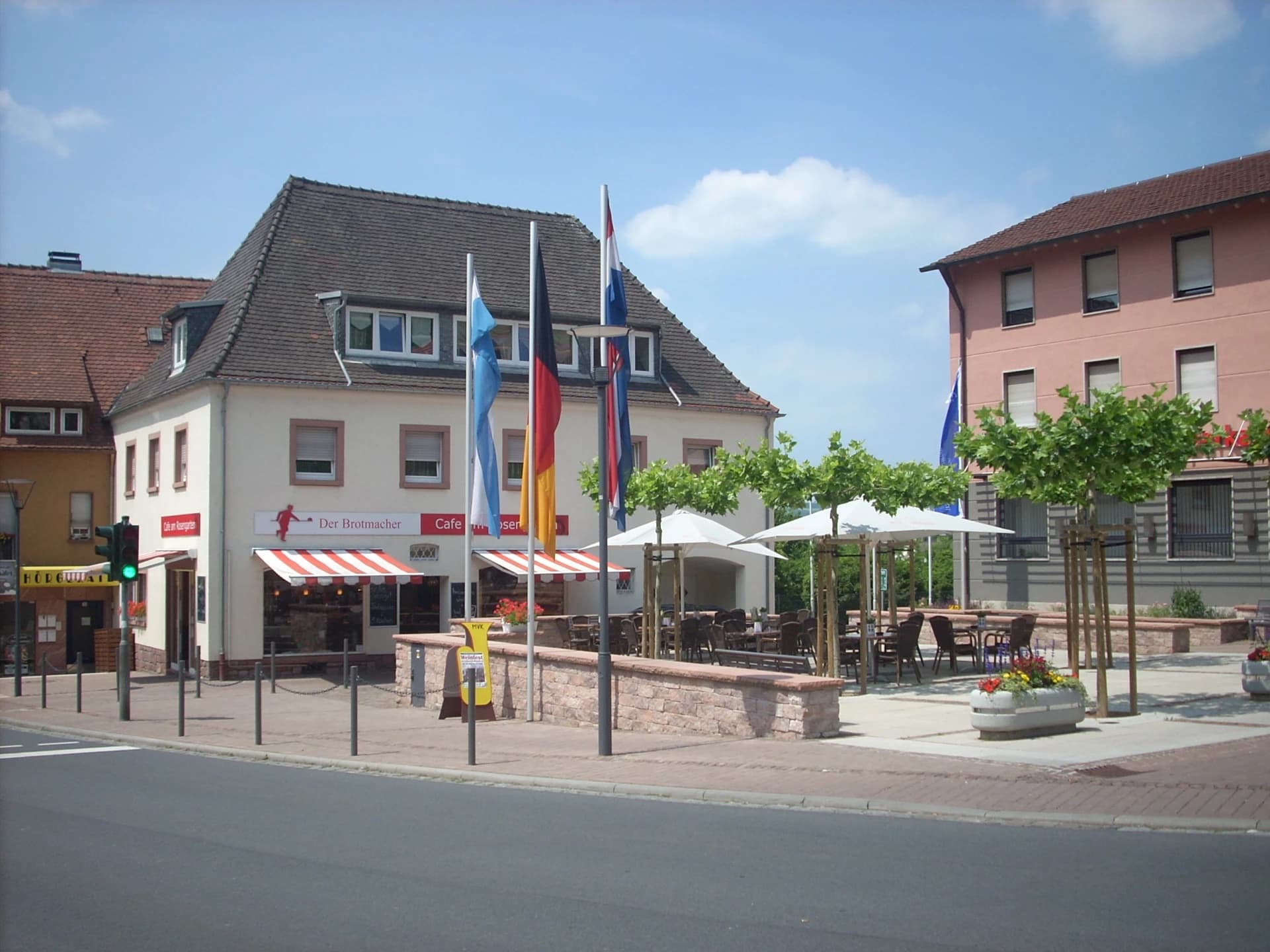 Marktplatz mit Café in Klingenberg am Main