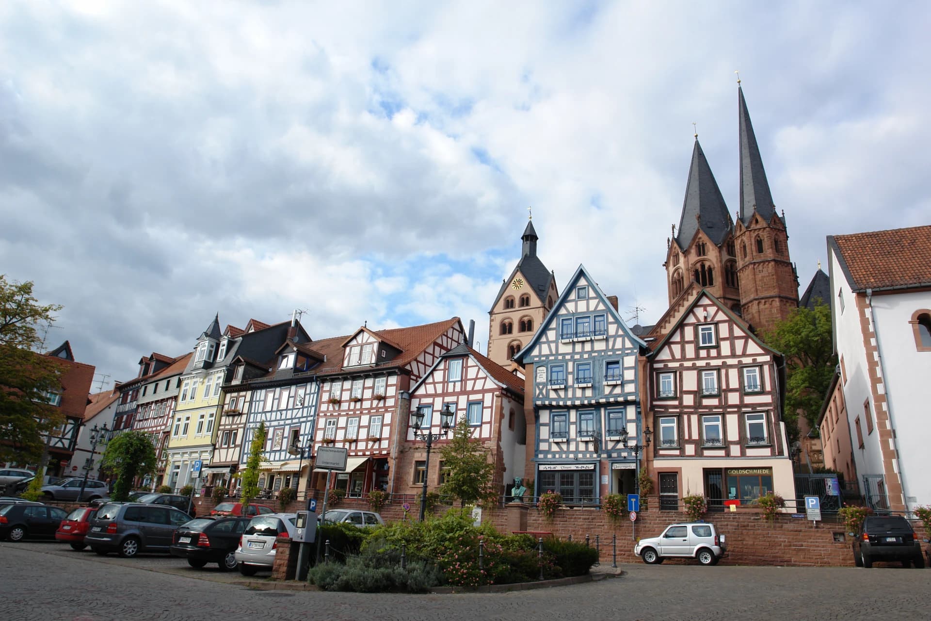Marktplatz mit Fachwerkhäusern und Marienkirche in Gelnhausen