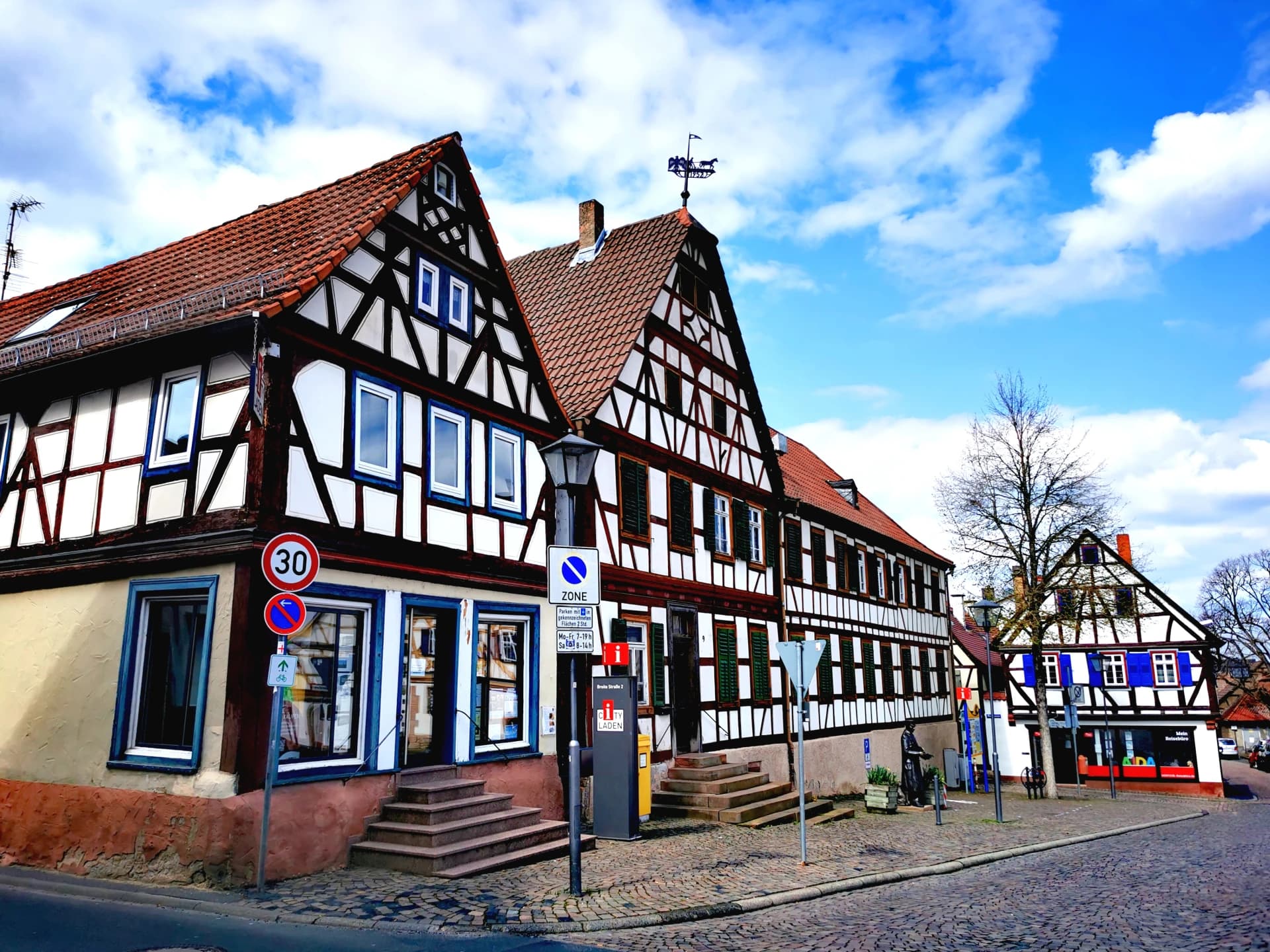 Fachwerkzeile am Marktplatz in Großostheim