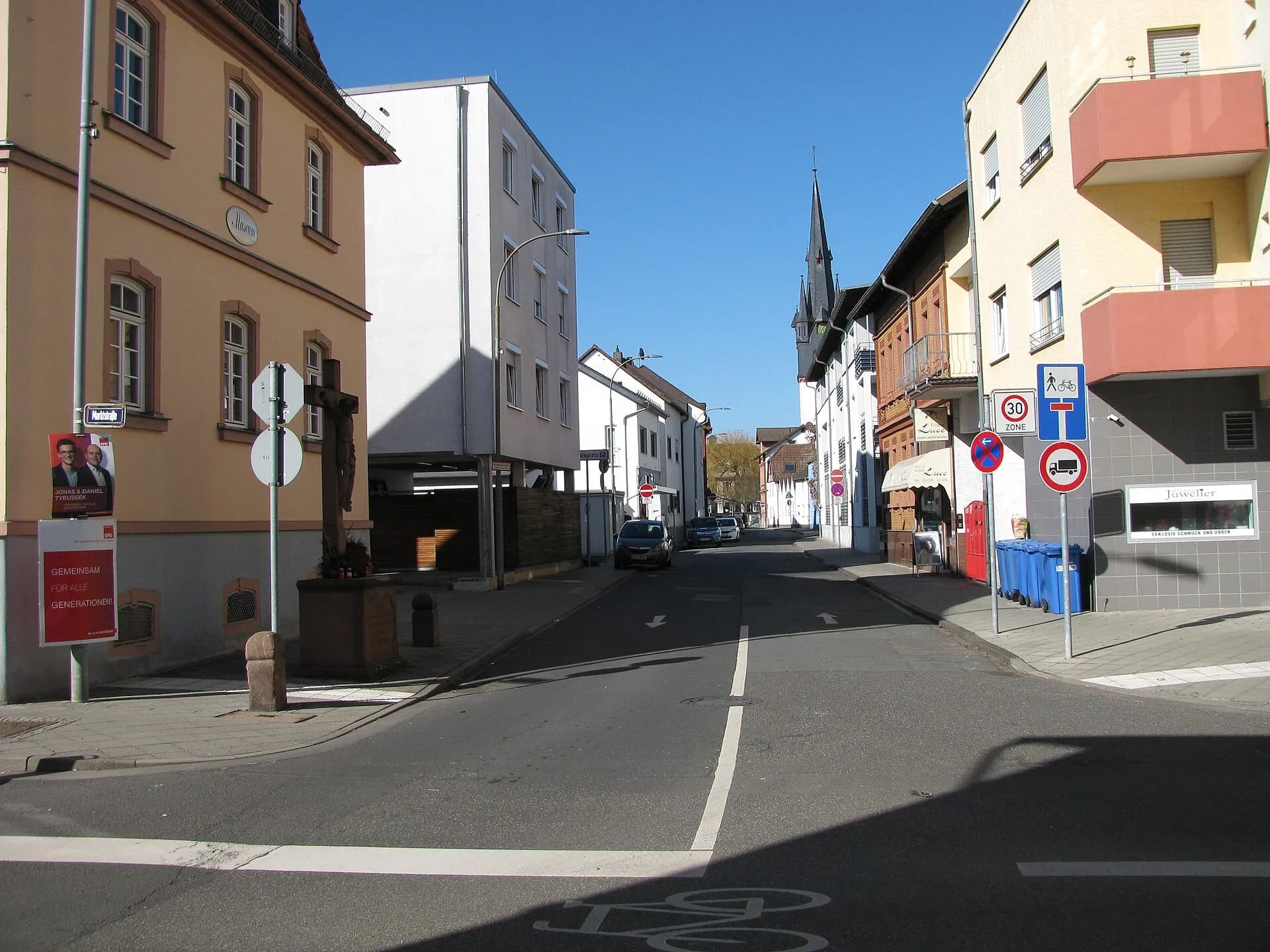 Marktstraße mit Blick auf den Kirchturm in Mühlheim am Main