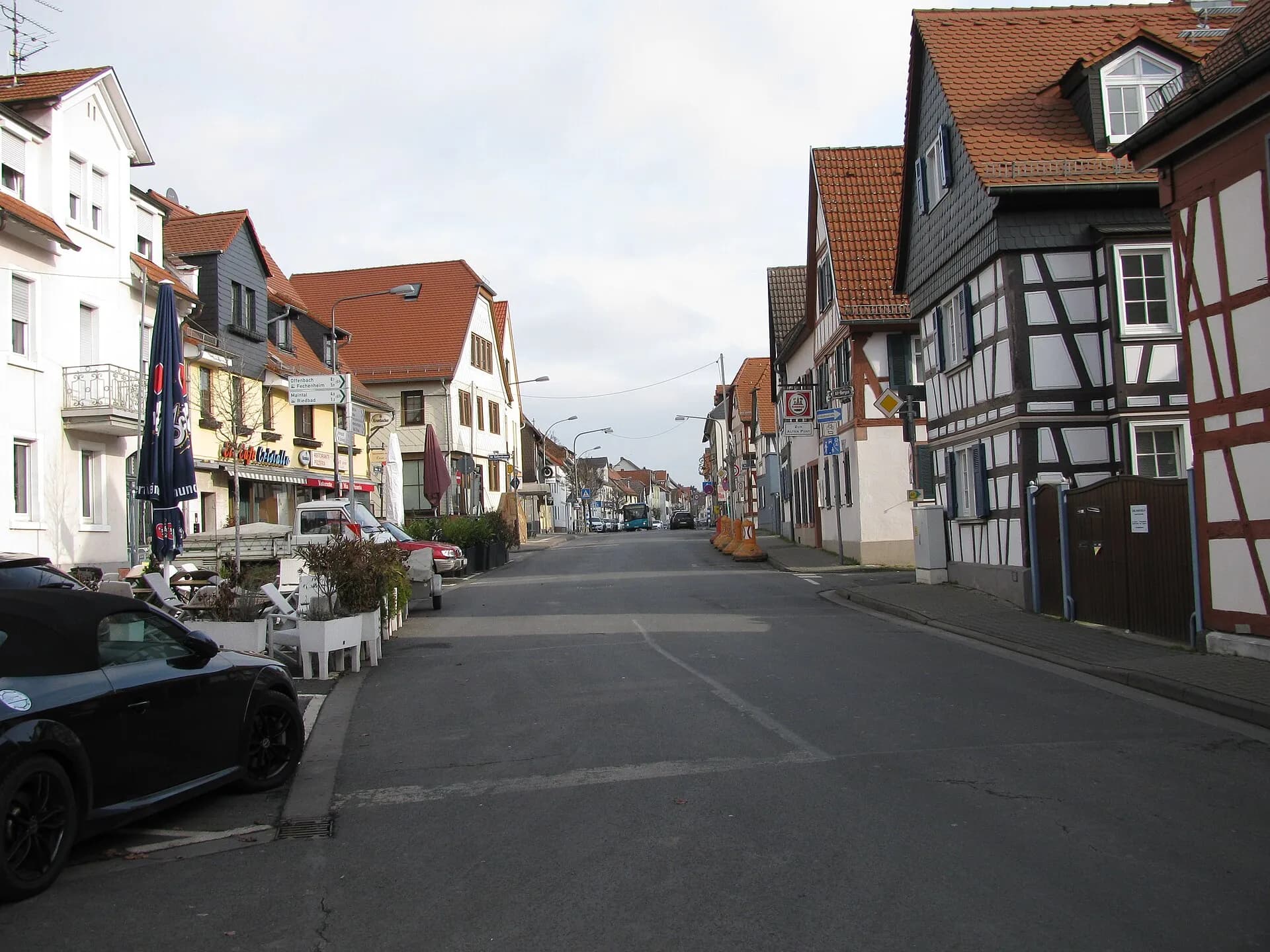 Straßenzug der Marktstraße in Frankfurt-Bergen-Enkheim