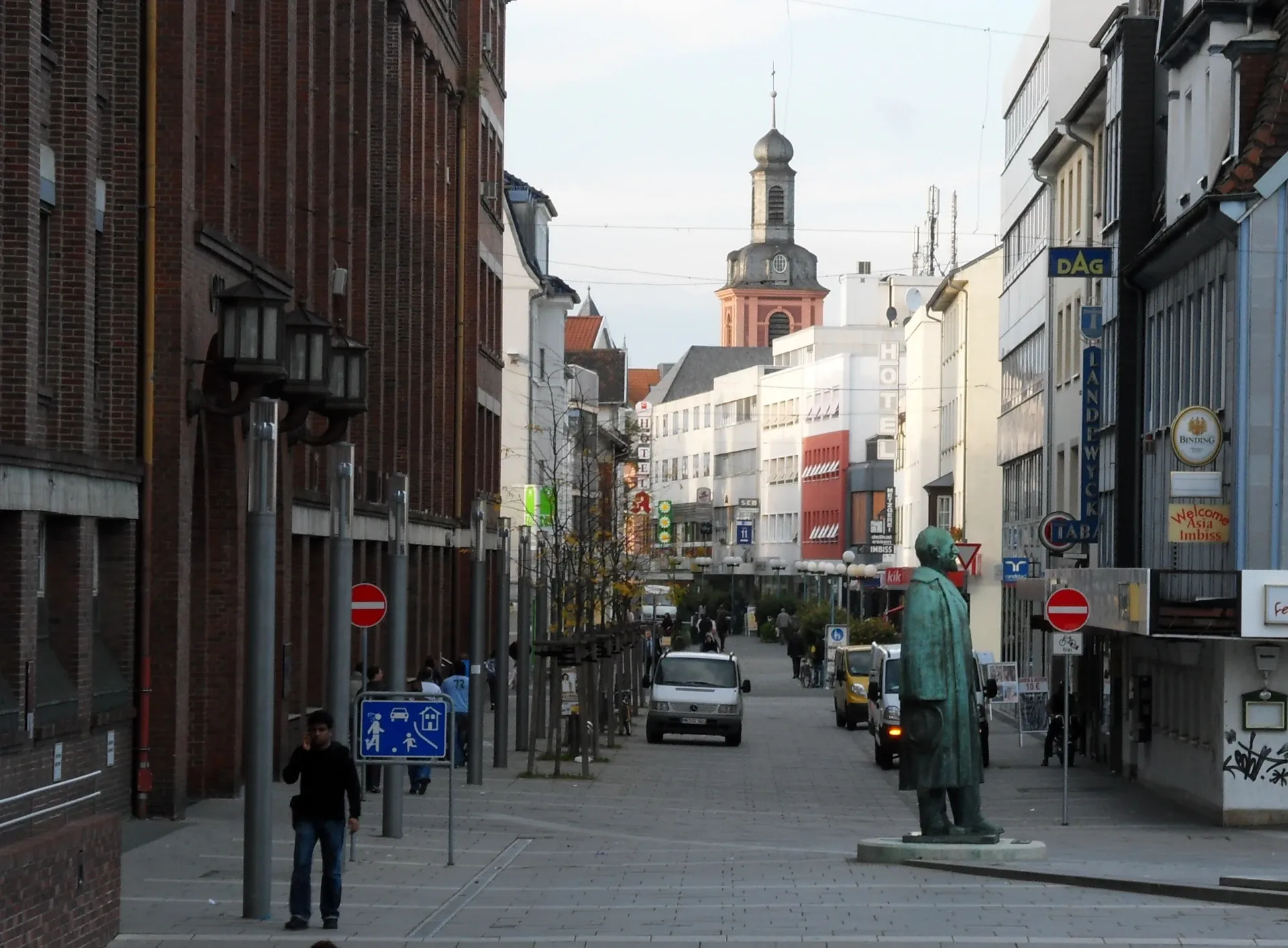 Marktstraße mit Blick zur Stadtkirche in Rüsselsheim