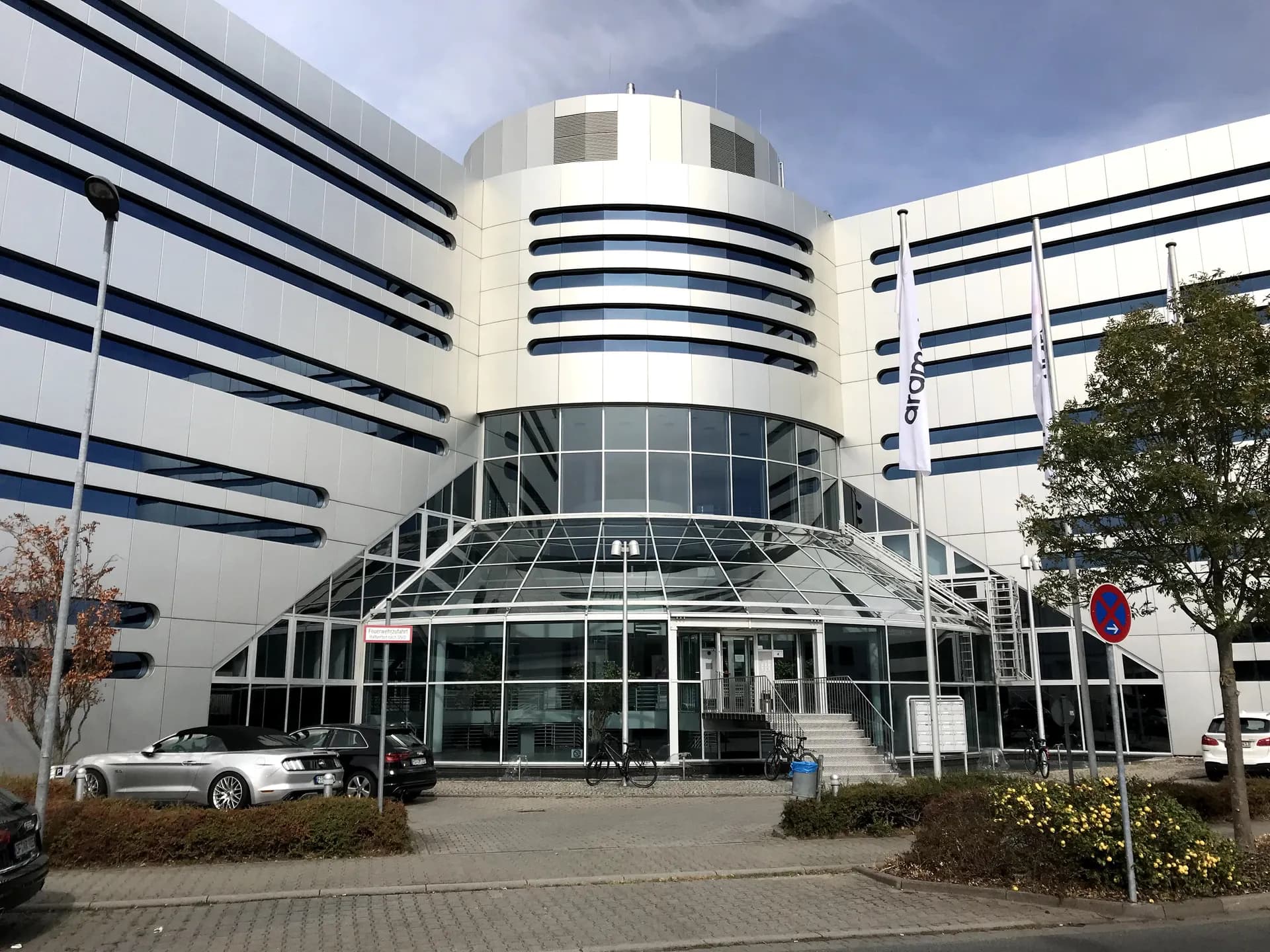 Eingang eines Bürogebäudes an der Martin-Behaim-Straße in Neu-Isenburg