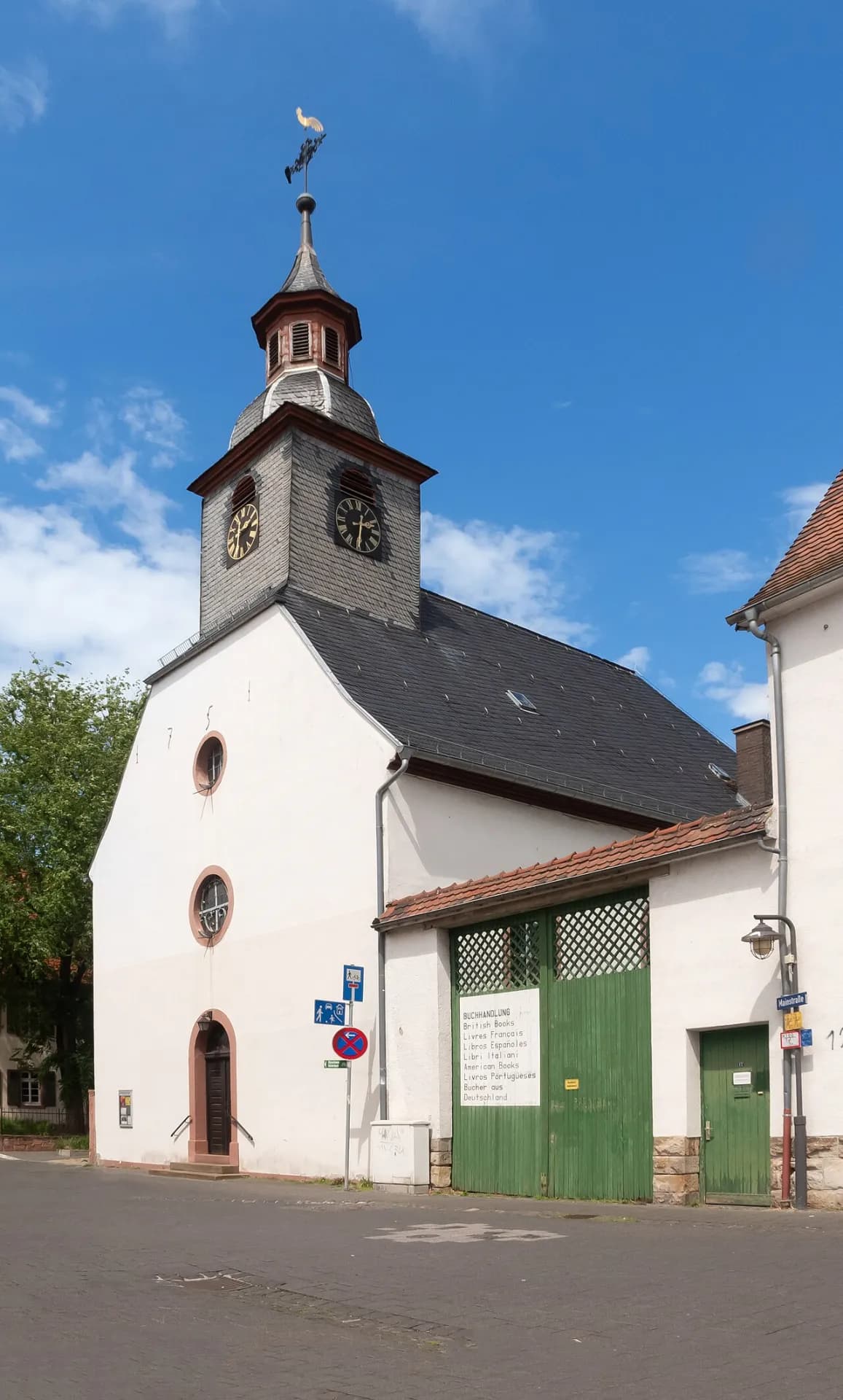 Martin-Luther-Kirche mit Vorplatz in Raunheim