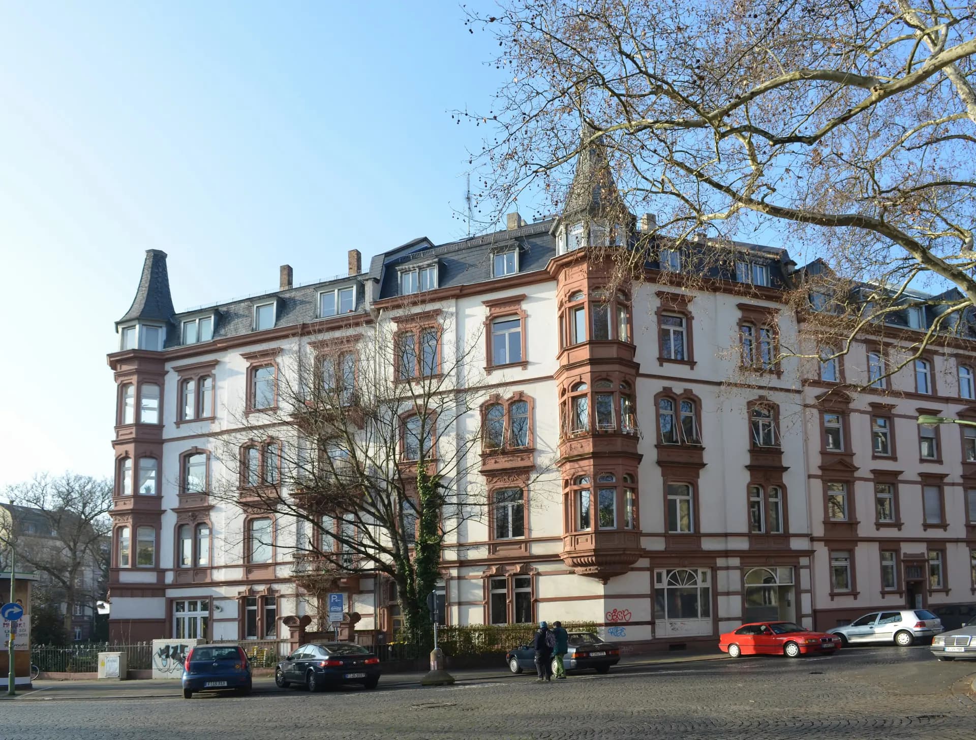 Eckhaus mit Turmerker an der Martin-Luther-Straße im Frankfurter Nordend