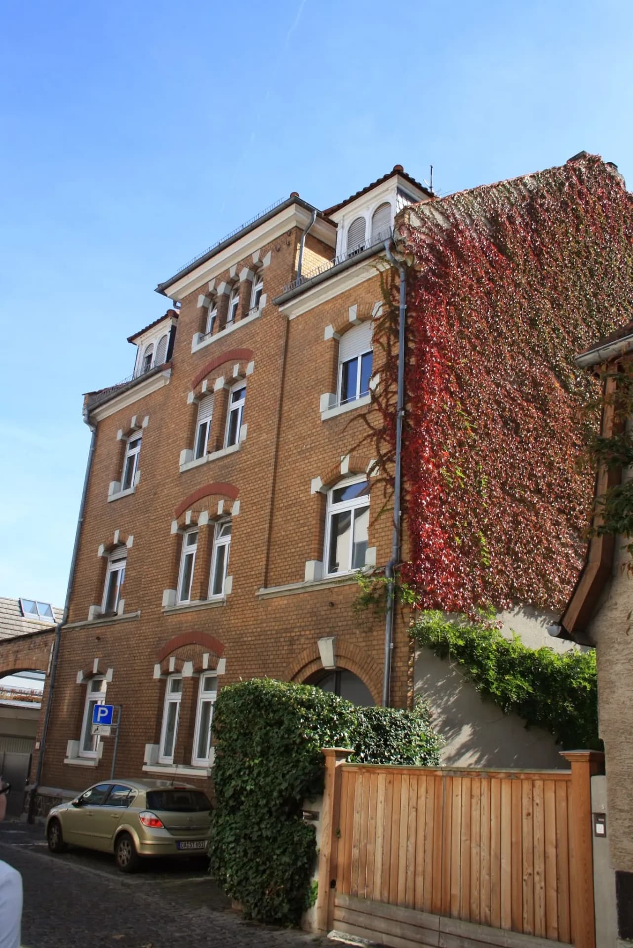 Klinkerfassade mit Weinlaub im Martinsviertel in Darmstadt-Nord