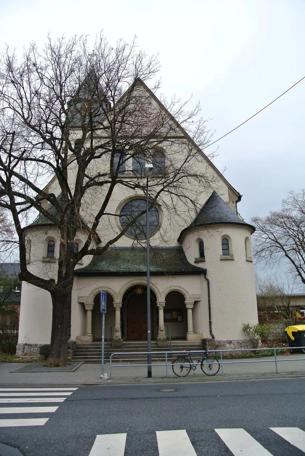 Portal der Martinuskirche in Frankfurt Schwanheim